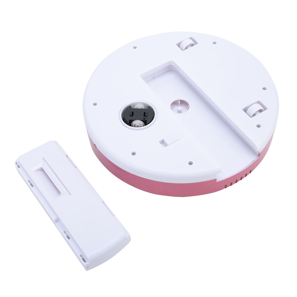 Der Boden eines rosa-weißen Roboter-Staubsaugers. Ein Seitenteil ist abgenommen.