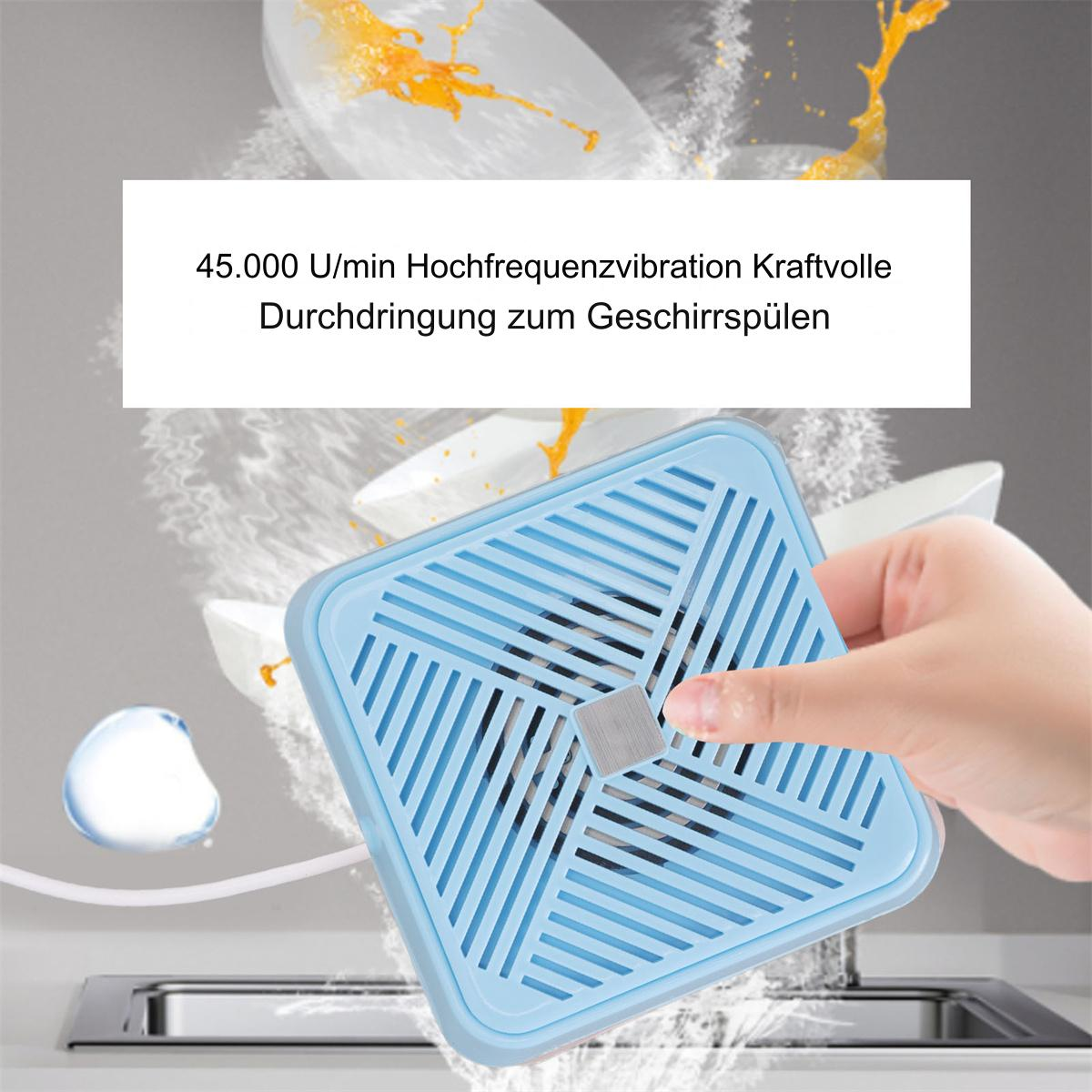 Blau-graues Reinigungsgerät mit einer Hand, im Hintergrund Geschirr spülen.