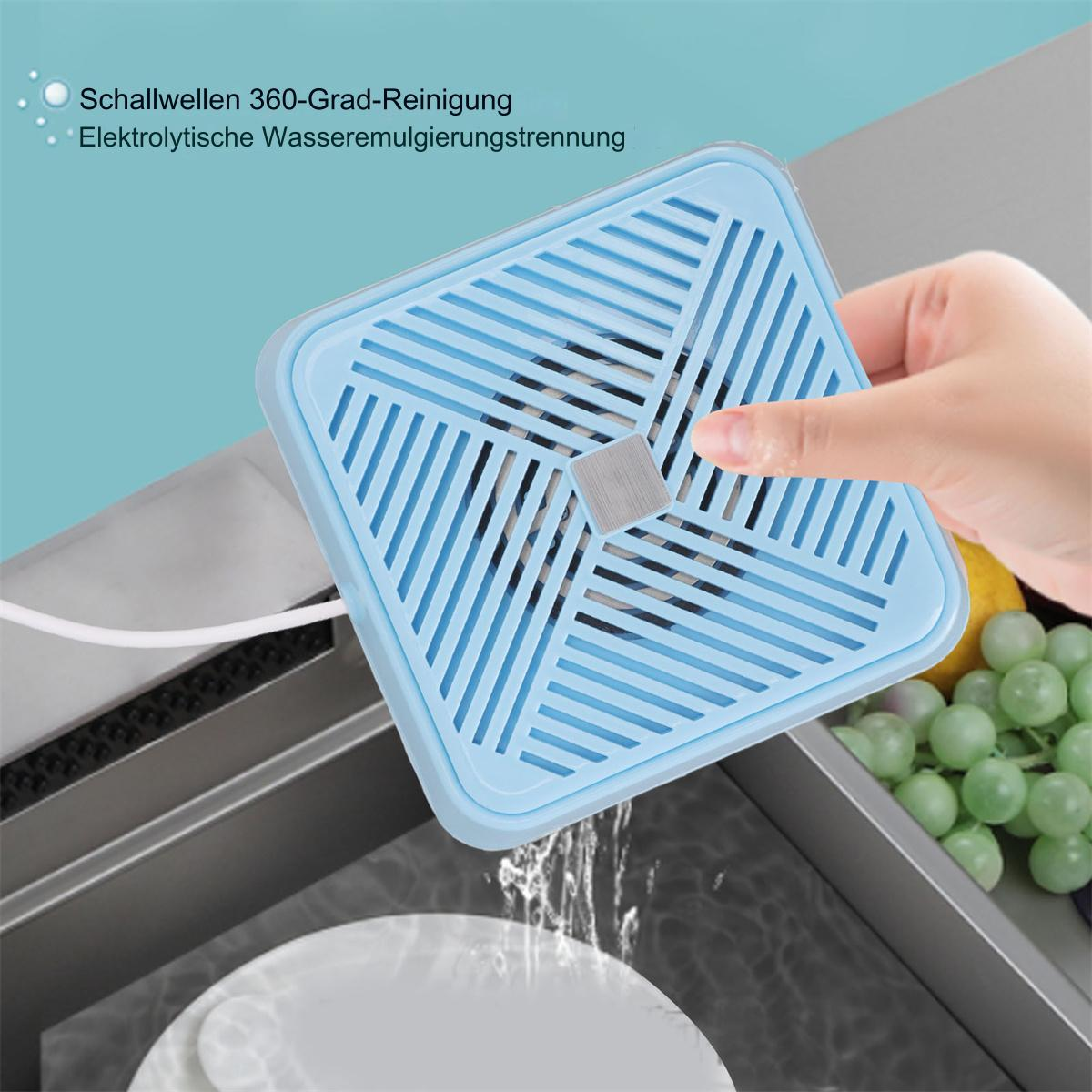 Ein blaues Reinigungsgerät, mit einer Hand, die es hält, und einem Waschbecken im Hintergrund.