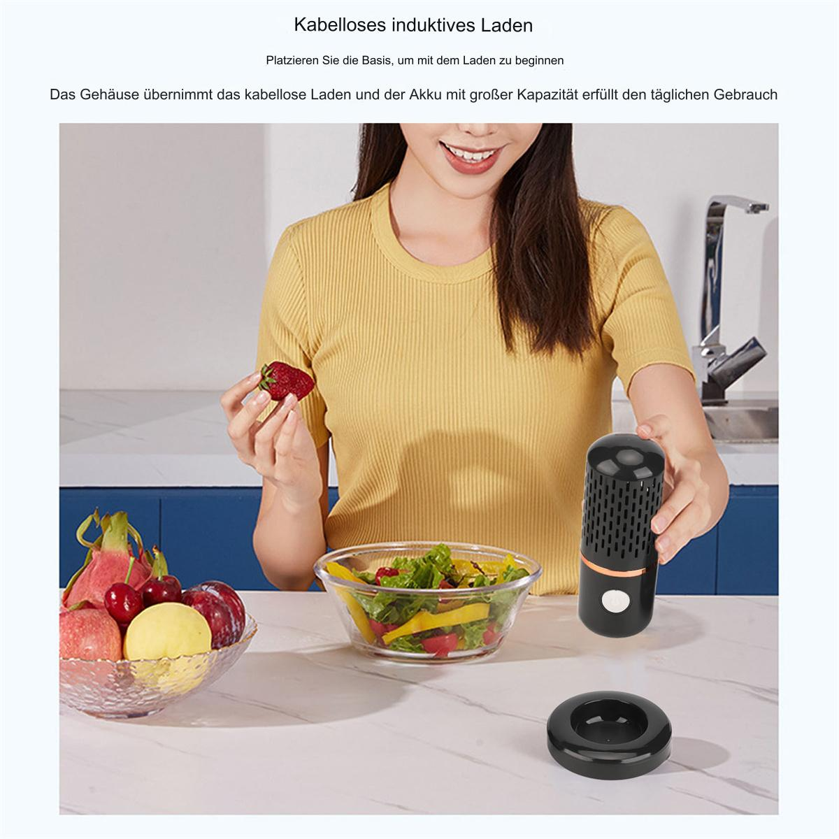 Frau hält Erdbeere neben Obstschalen, einem Gerät und einem Ladepad.