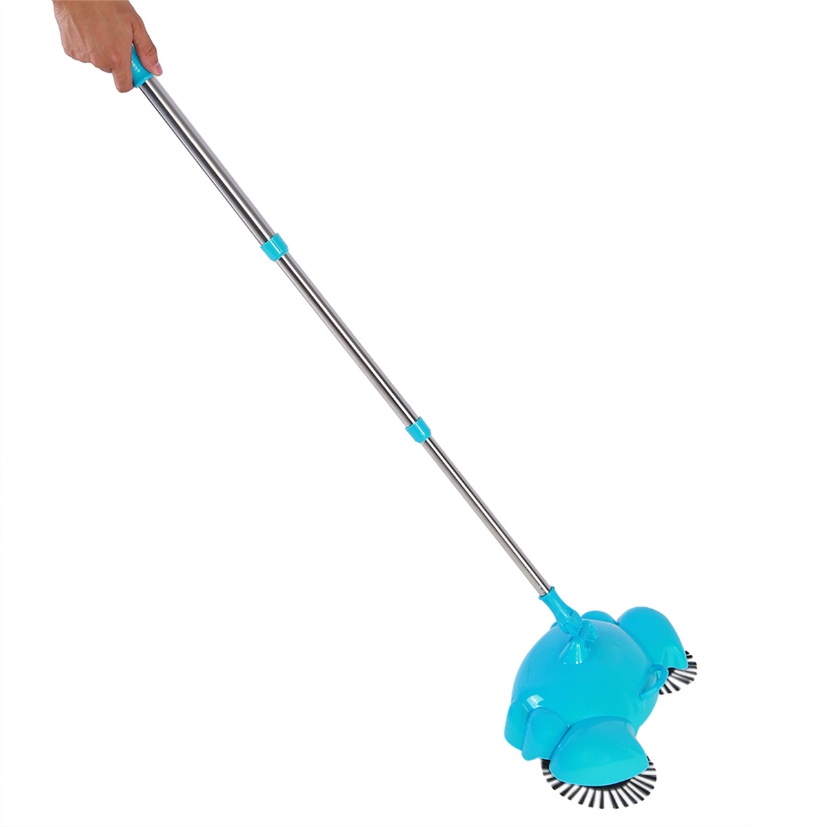 Blauer Bodenwischer mit langem Stiel, gehalten von einer Hand.