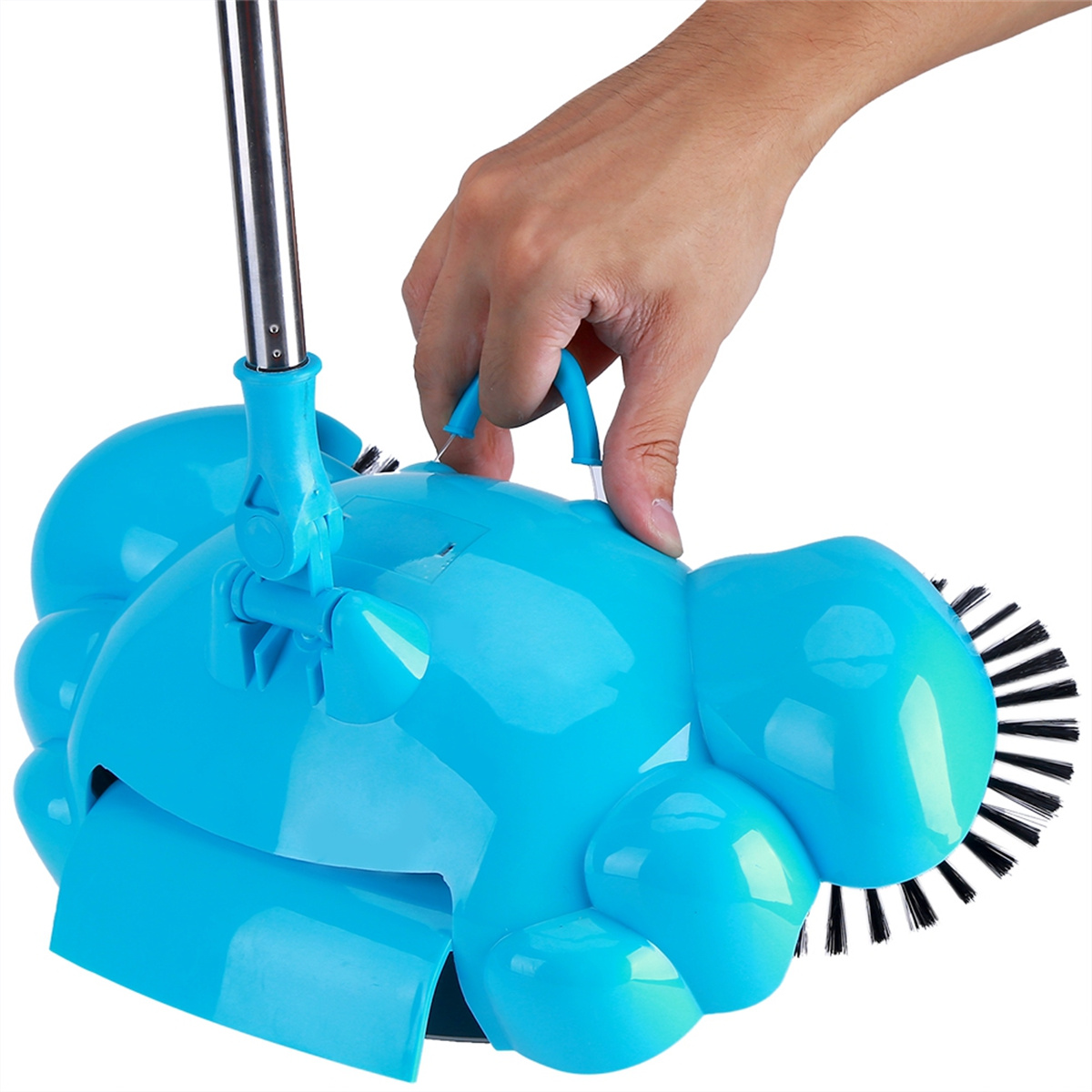 Ein blauer Staubwischer mit Griff, gehalten von der Hand einer Person.