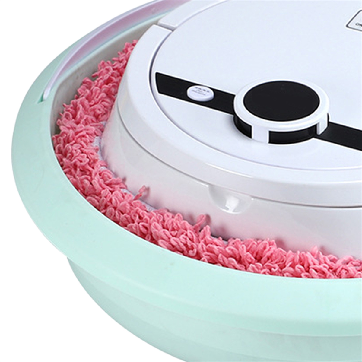 Weißer und rosa Roboter-Staubsauger in einem grünen Becken mit rosa Mikrofasertuch.