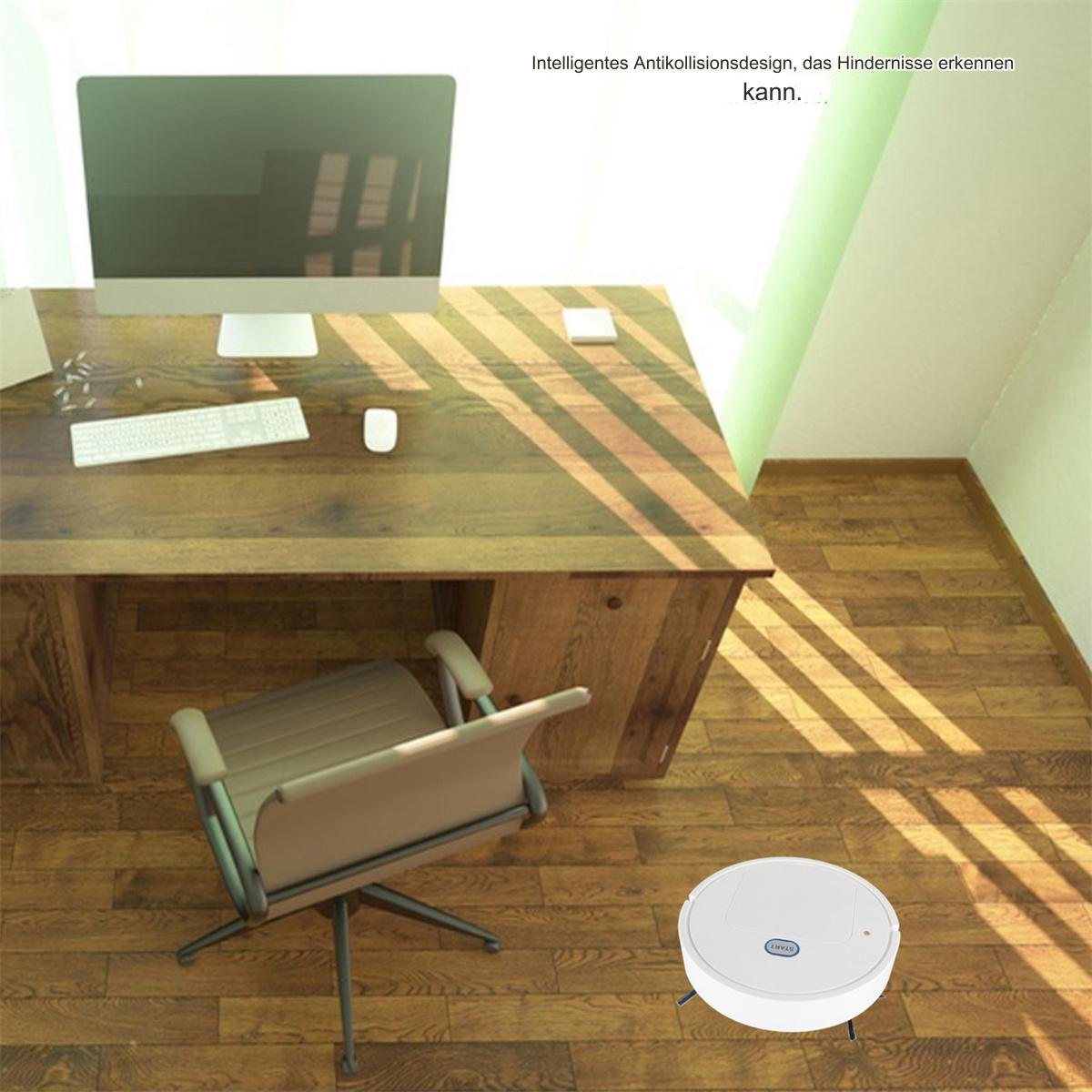 Roomba-Roboter, der einen Holzboden saugt, mit Computer und Schreibtisch im Hintergrund.
