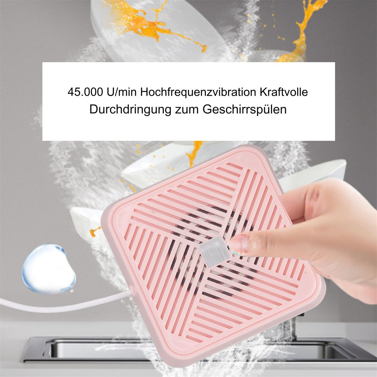 Rosa quadratisches Reinigungswerkzeug mit einer Hand, die es benutzt, mit Geschirr und Wasser.