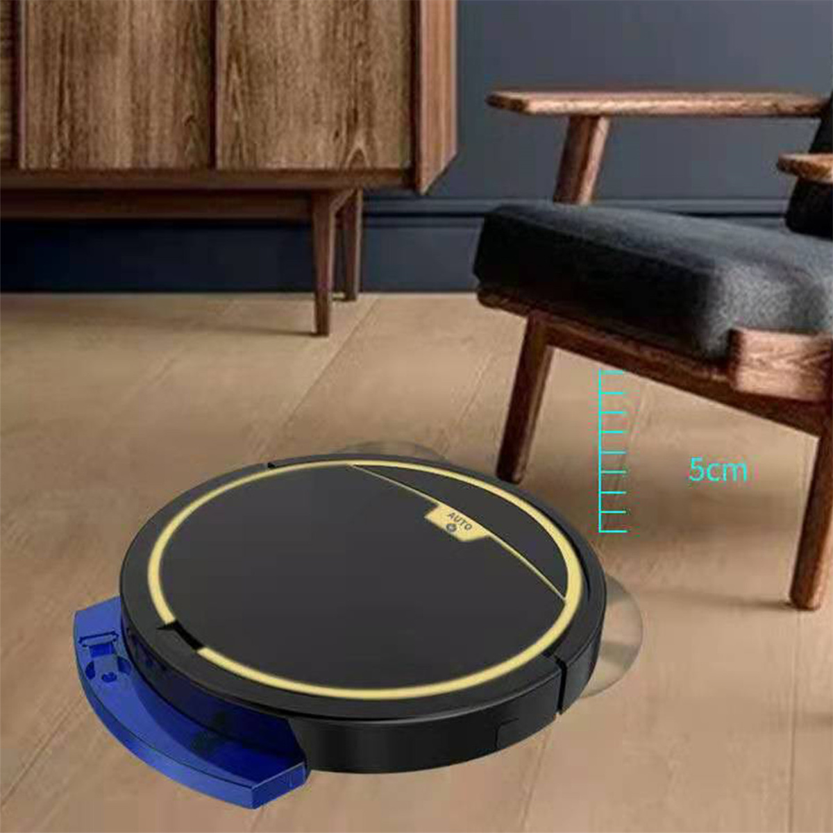Ein schwarzer und blauer Roboter-Staubsauger auf einem Holzboden, 5 cm Höhe ist angegeben.