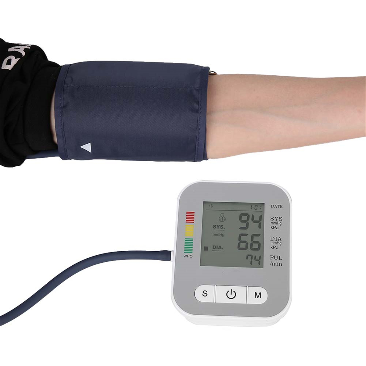 Eine Blutdruckmanschette an einem Arm mit digitaler Anzeige, die Messwerte und Gesundheitssymbole zeigt.