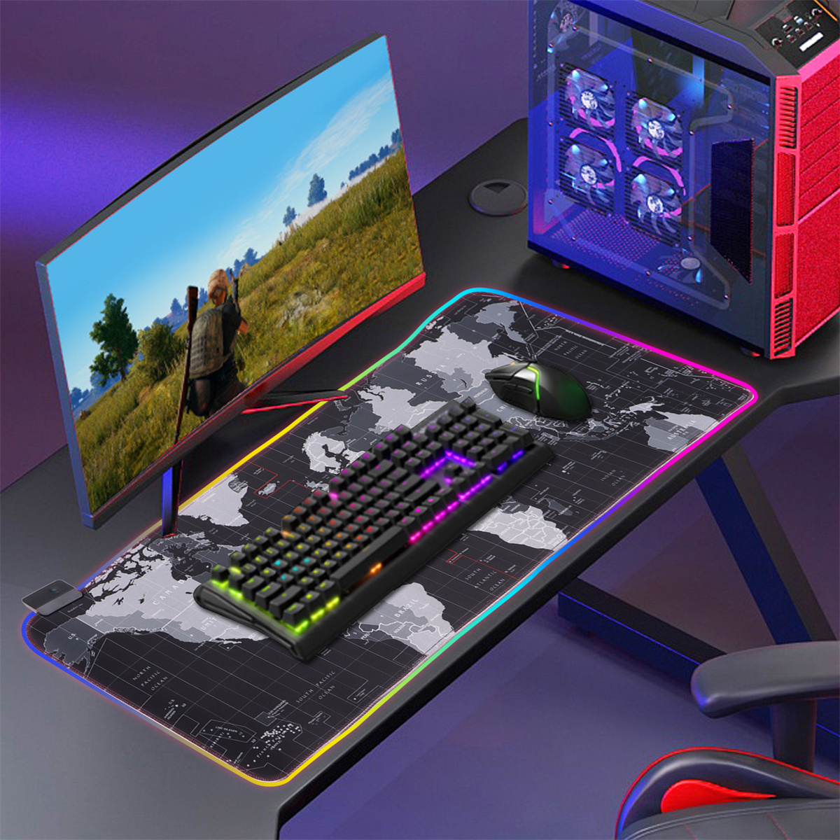 Gaming-Setup: Schreibtisch, Monitor, Tastatur, Maus, PC und Stuhl. Die Tastatur ist beleuchtet.