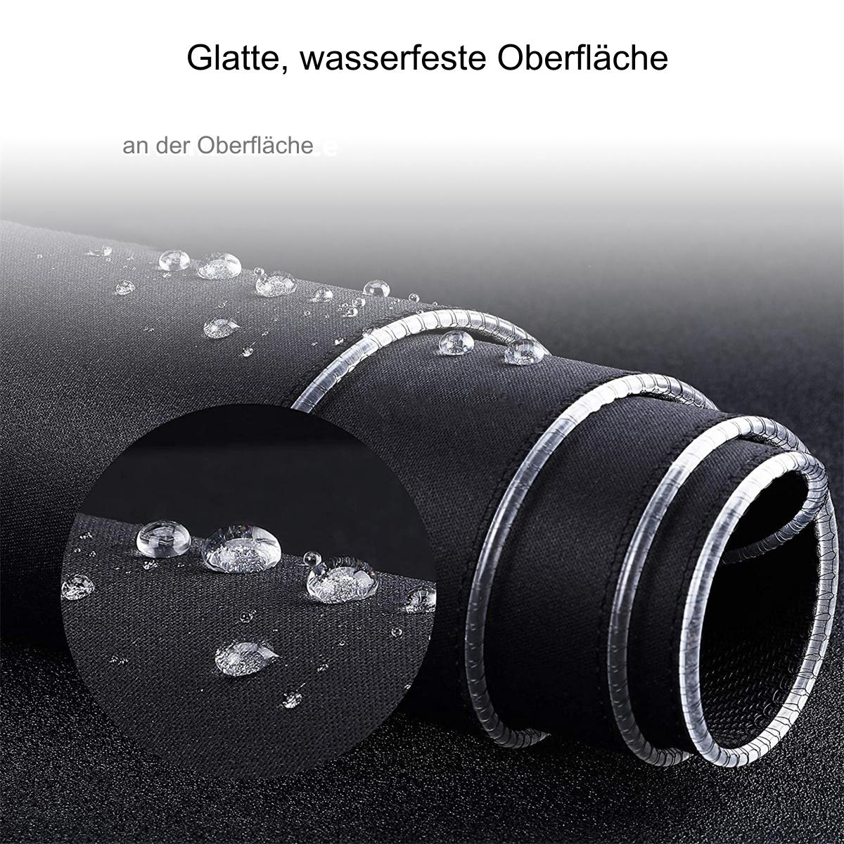 Schwarz, gerollter Stoff mit Wassertropfen. Nahaufnahme zeigt Wasser auf der Oberfläche.