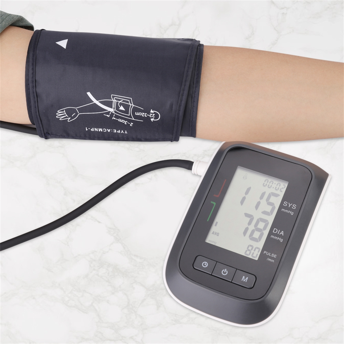 Arm mit Blutdruckmanschette und Monitor, der Messwerte anzeigt, einschließlich Zeit und Puls.