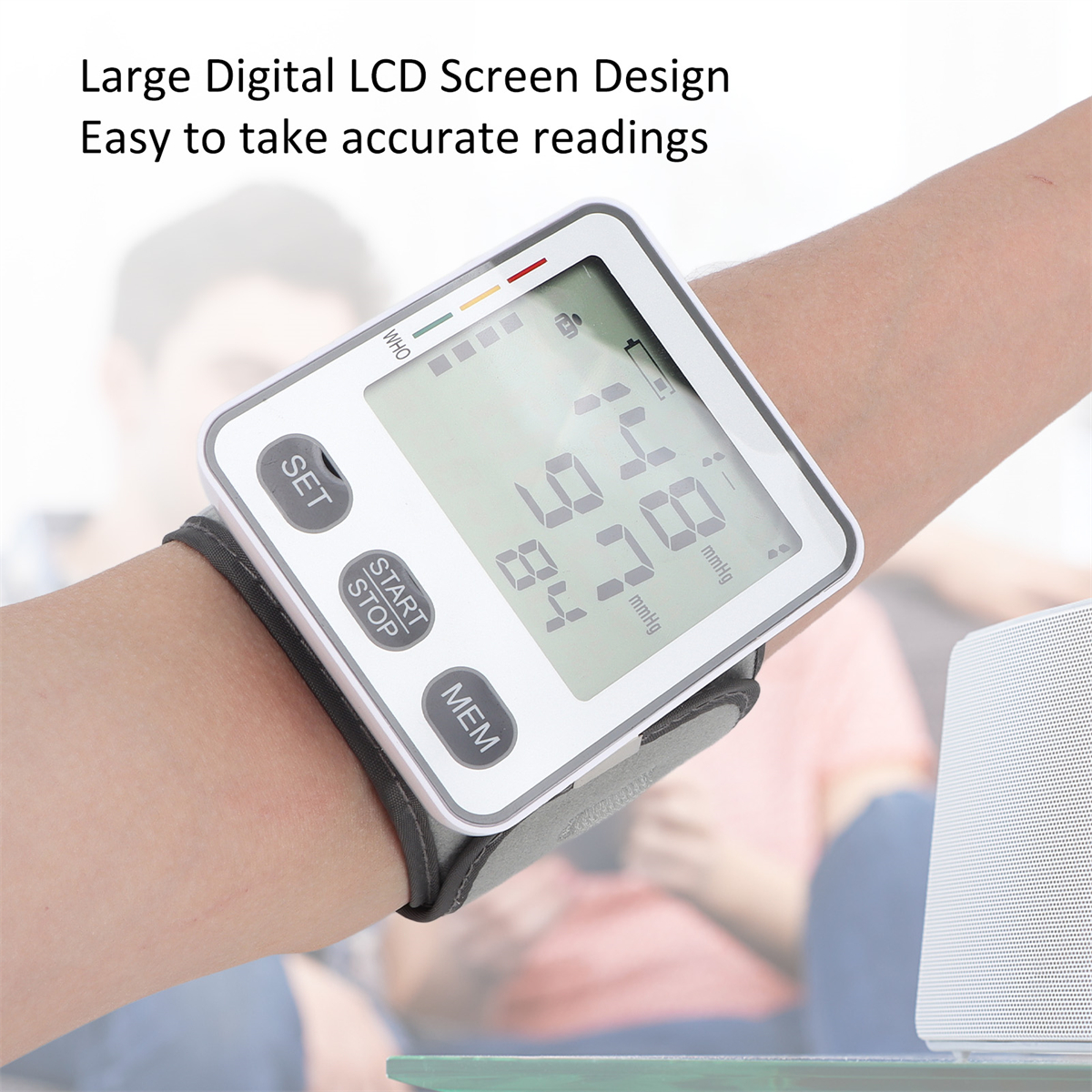 Ein Blutdruckmessgerät am Handgelenk. Der Bildschirm zeigt Zahlen. Text: Großer digitaler LCD-Bildschirm.