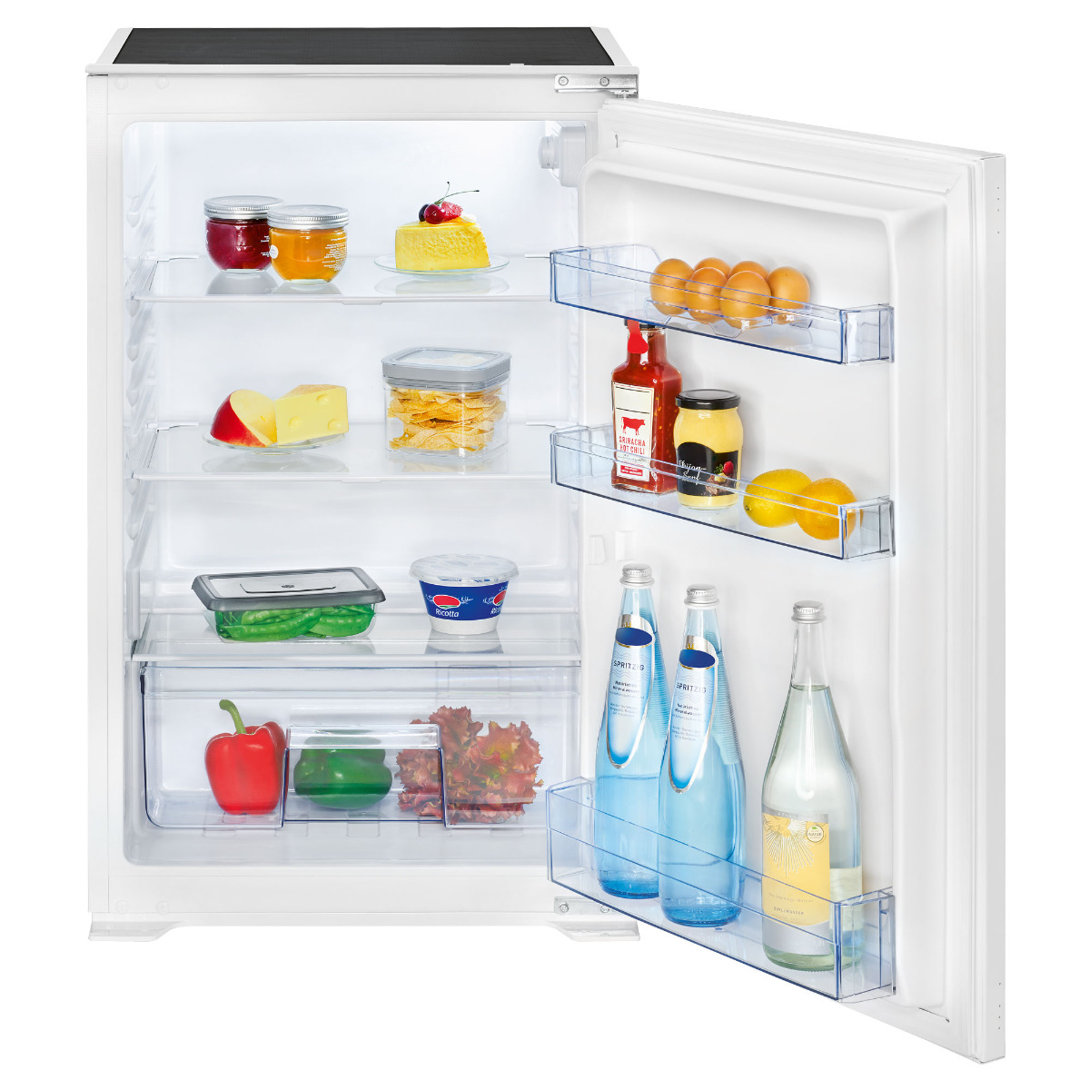 Ein offener weißer Mini-Kühlschrank mit Lebensmitteln in den Regalen, darunter Getränke und Gewürze.