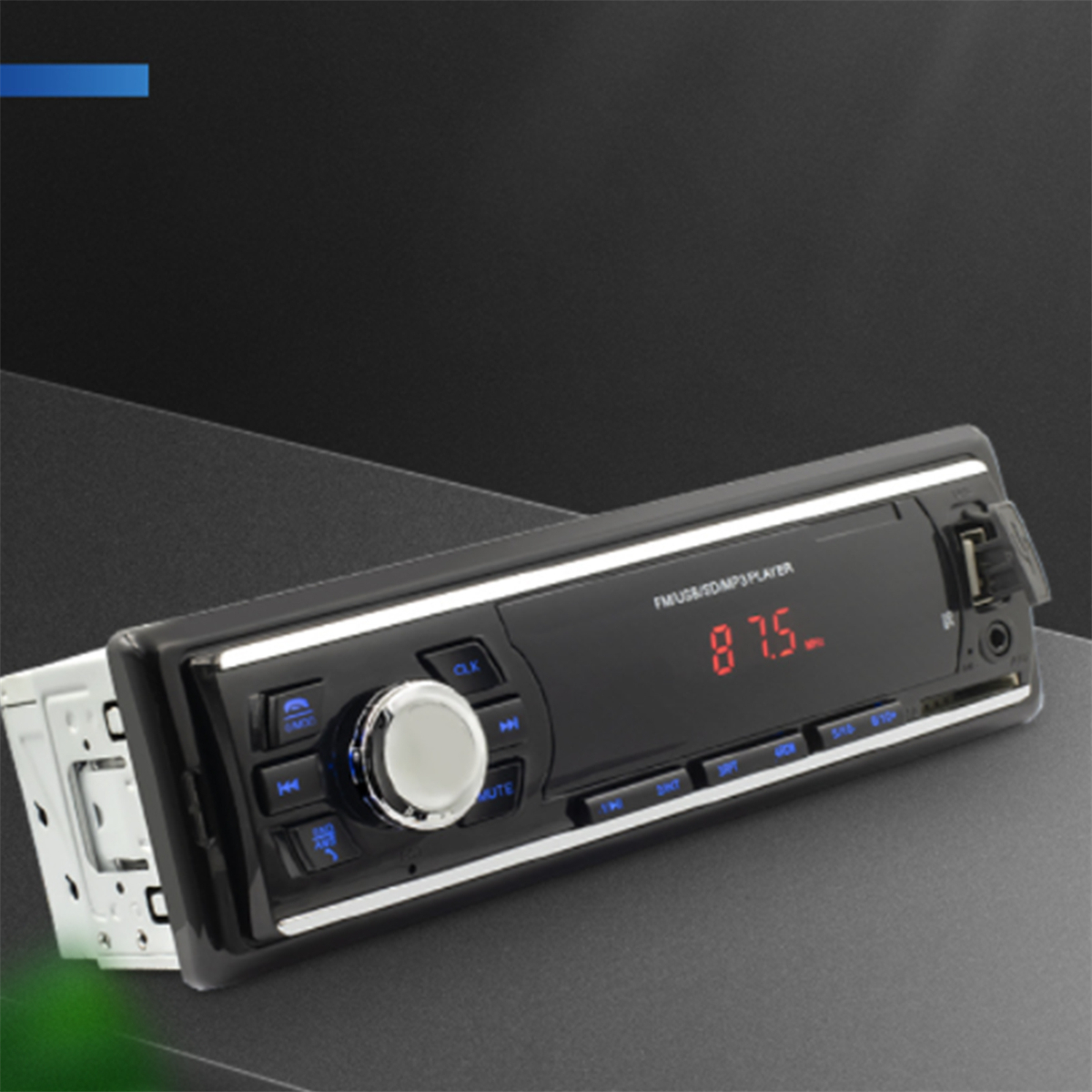 Autoradio mit schwarzer Frontplatte und Knöpfen. Es zeigt eine rote Digitaluhr und Radiofrequenz an.