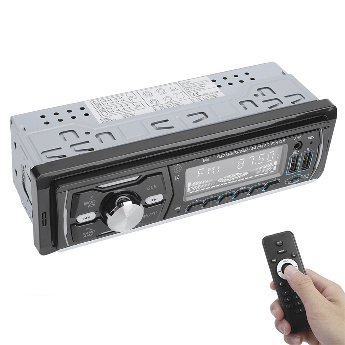 Autoradio mit Knöpfen, Bildschirm und Fernbedienung, die von einer Hand gehalten wird.