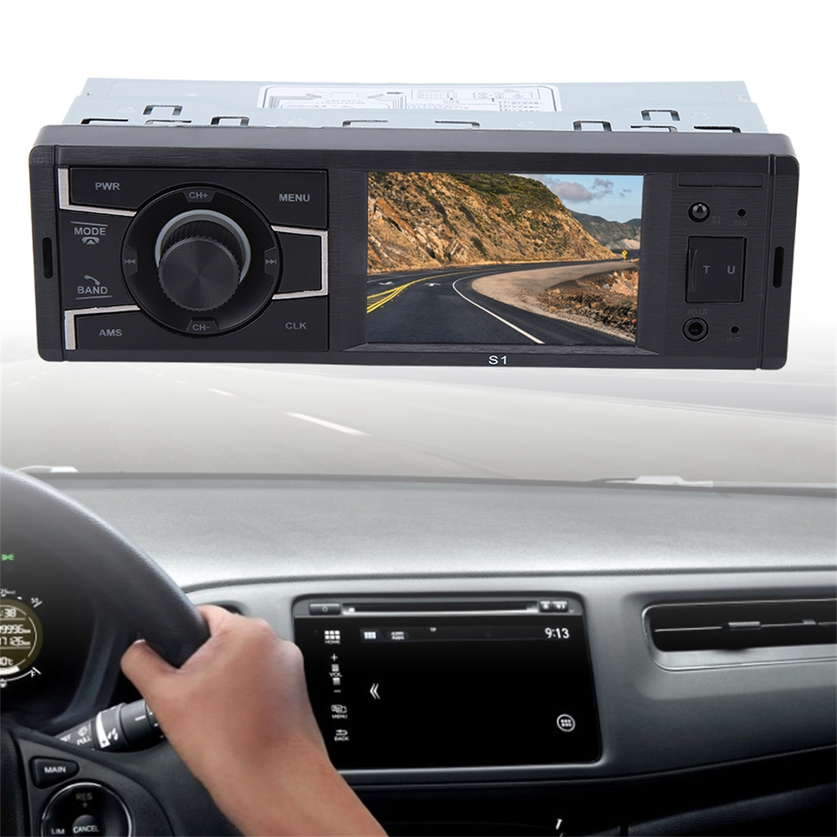 Autoradio mit Straßenbild auf dem Bildschirm. Eine Hand am Lenkrad im Bild.