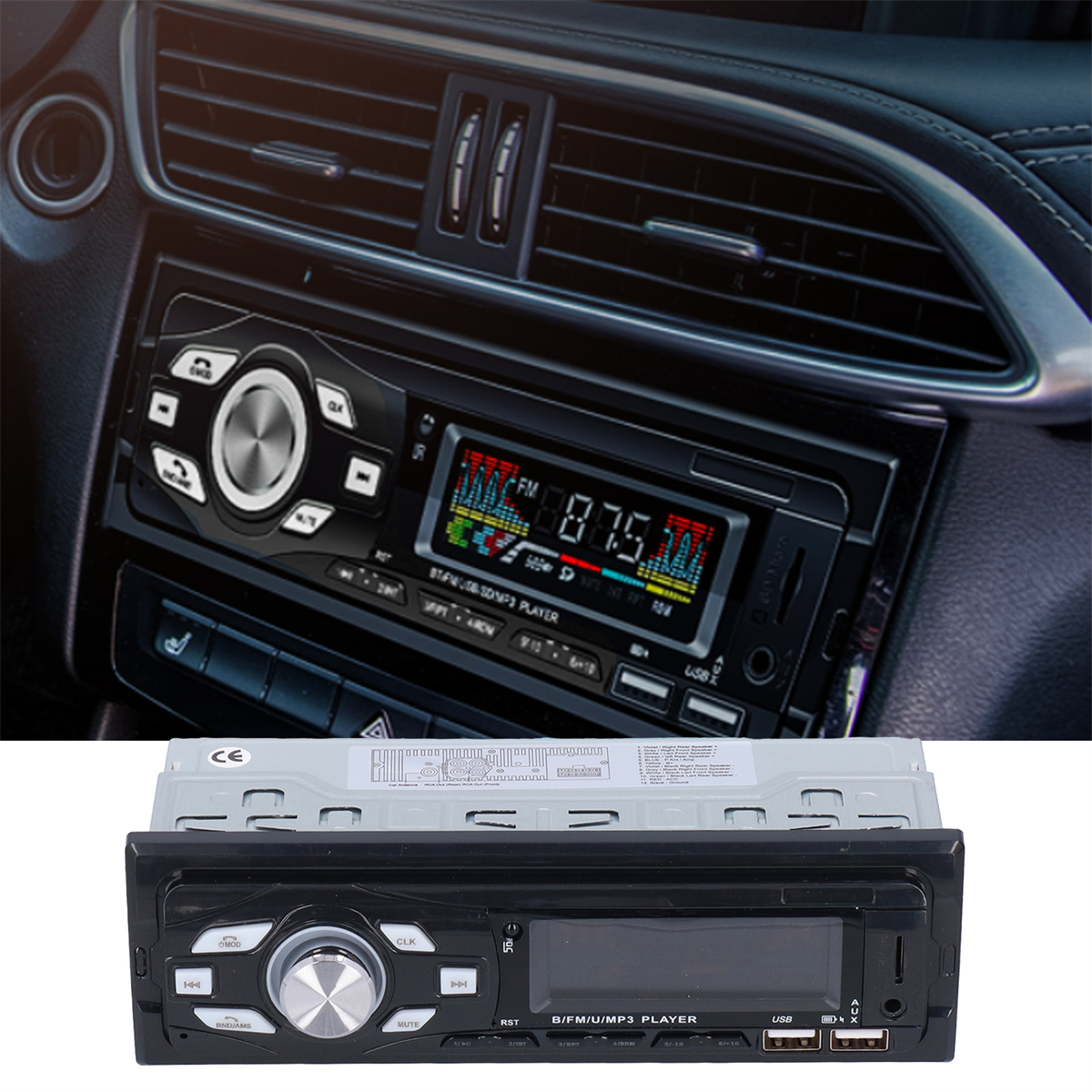 Ein Autoradio mit Digitalanzeige und USB-Anschlüssen, im Hintergrund eine Lüftungsöffnung.