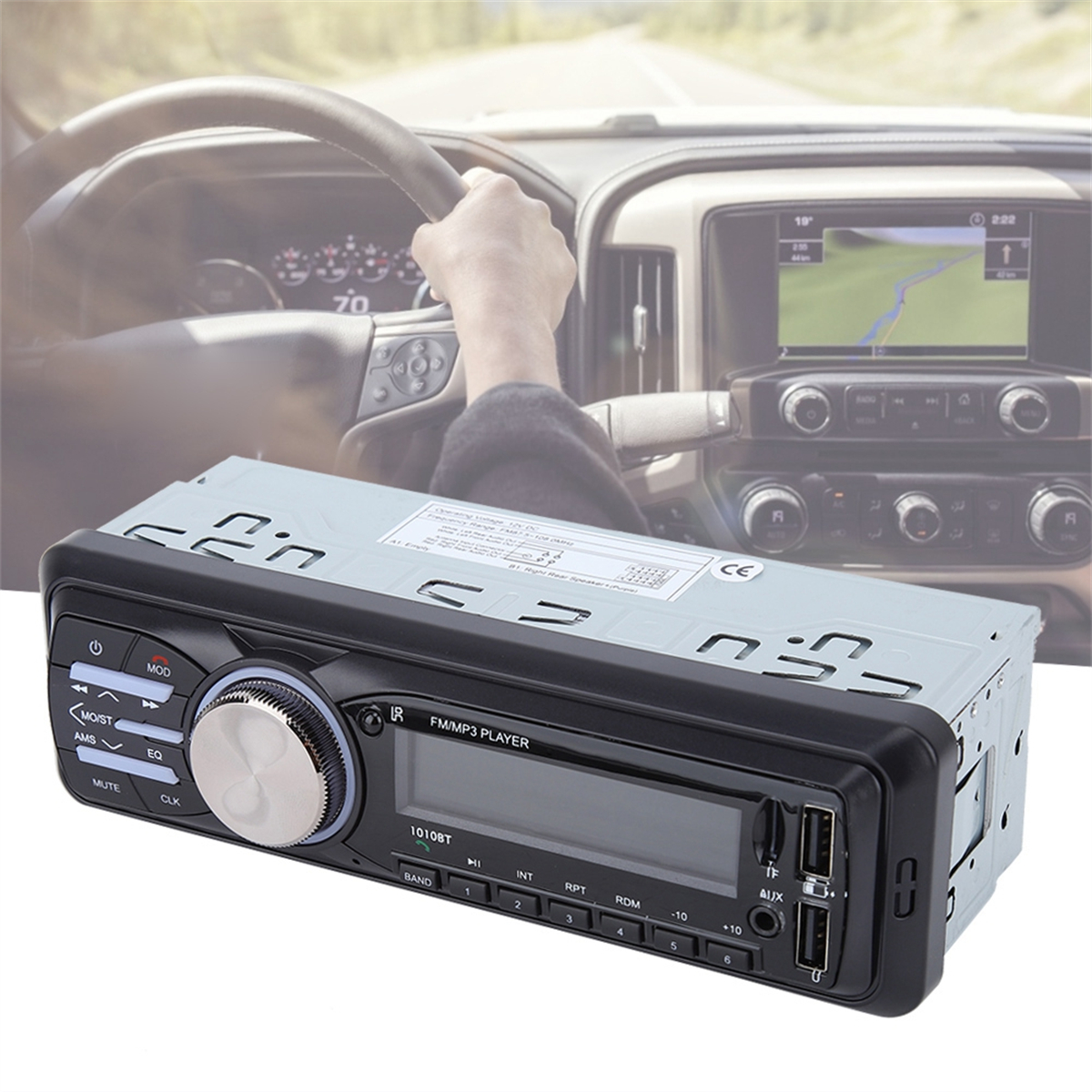 Ein Autoradiosystem mit Bildschirm und Knöpfen, und eine fahrende Szene wird reflektiert.