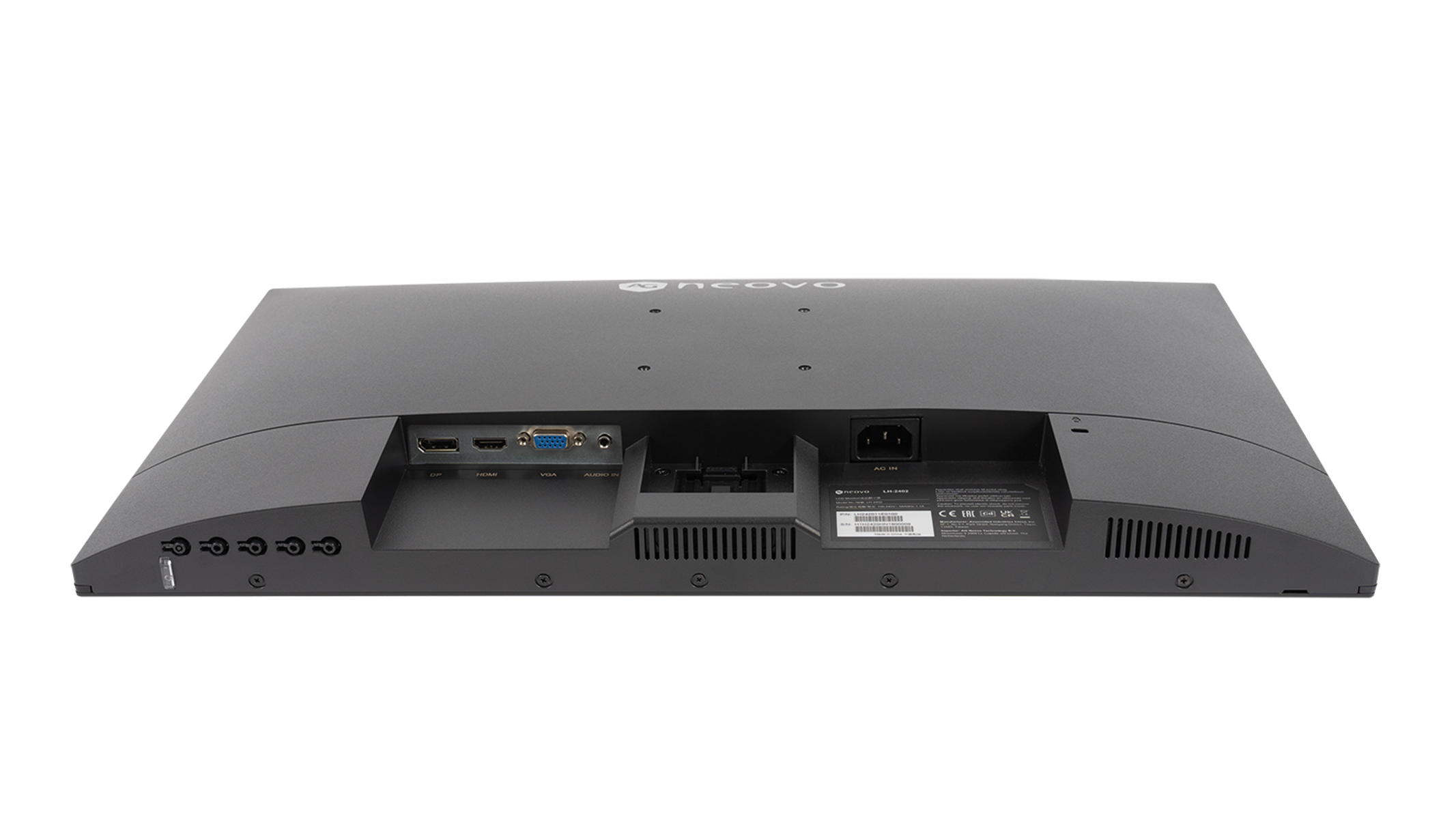 Rückseite eines schwarzen Computermonitors mit sichtbaren Anschlüssen und Lüftungsschlitzen. Der Monitor steht vor weißem Hintergrund.