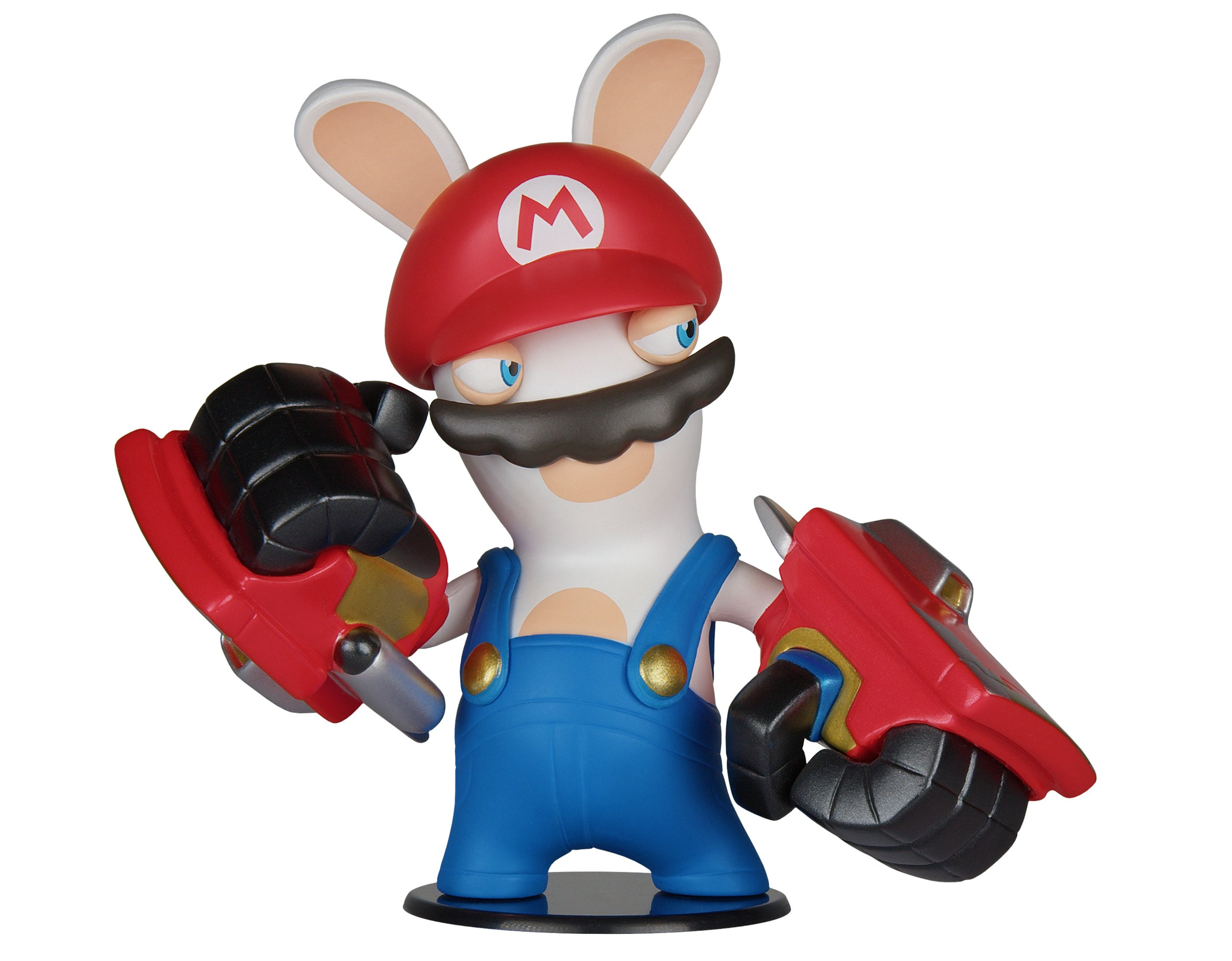 Ein Rabbid, der als Mario verkleidet ist und Waffen hält. Weißer Hintergrund.