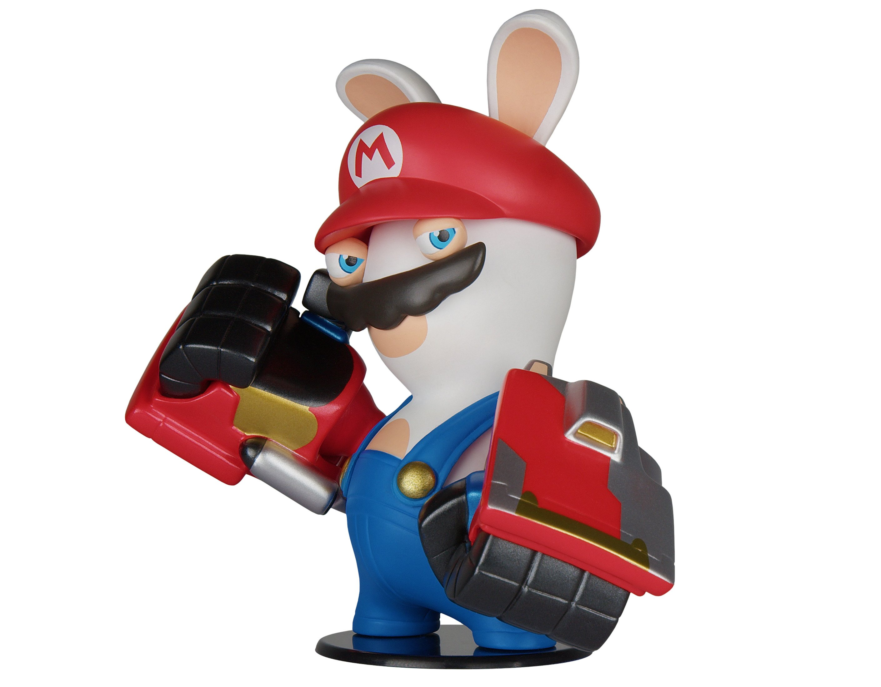 Mario-Rabbi Hybrid Figur, rotes Cap, blaue Latzhose, Waffen haltend. Weißes kaninchenartiges Aussehen.