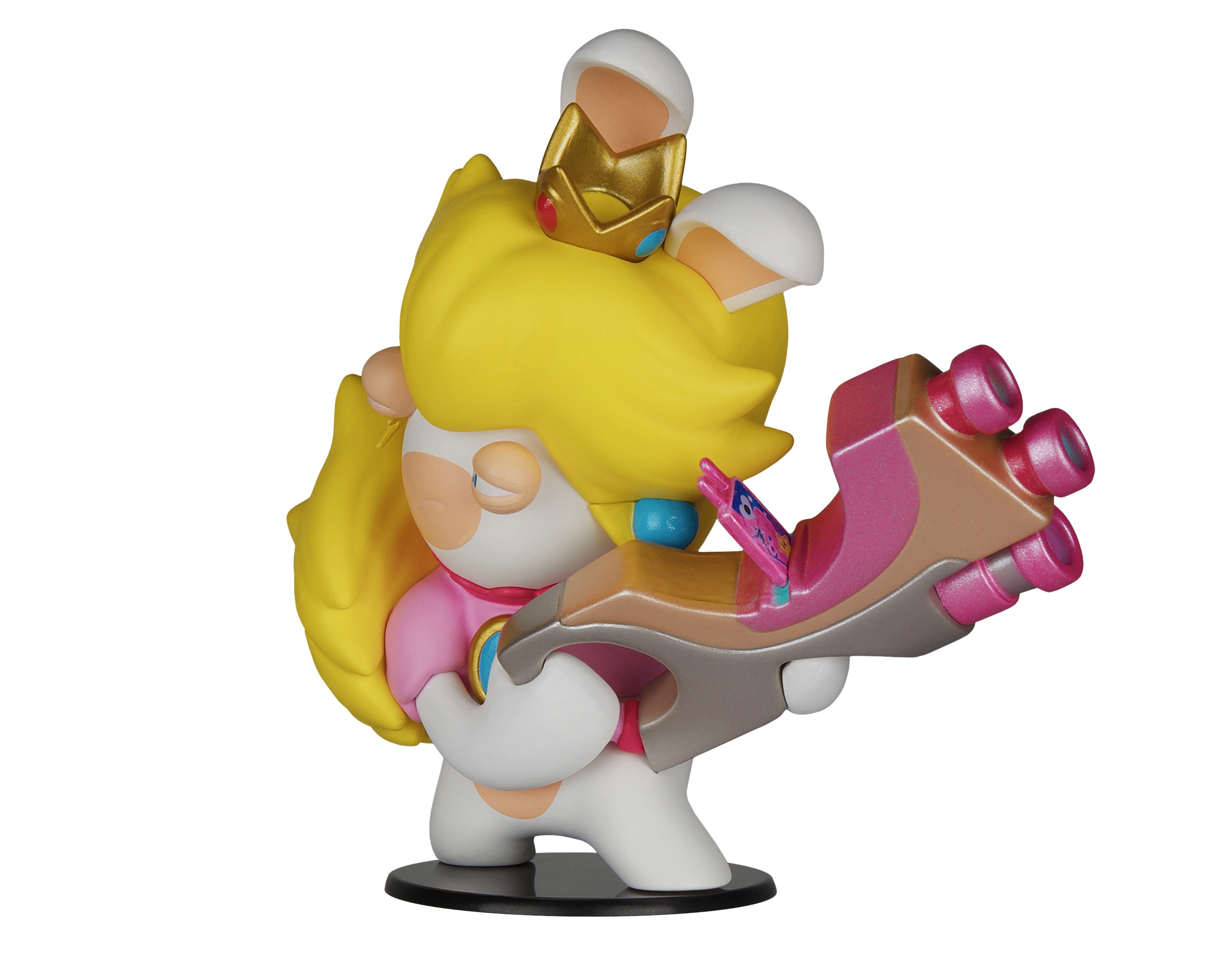 Una figura de juguete de Rabbid Peach con un blaster, con corona dorada y vestido rosa.