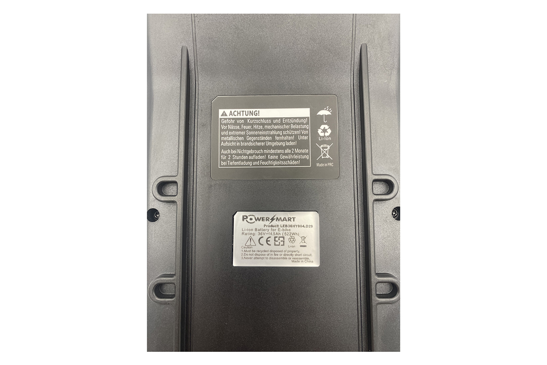 Batteriepack-Etikett. Warnhinweise und technische Informationen werden angezeigt.