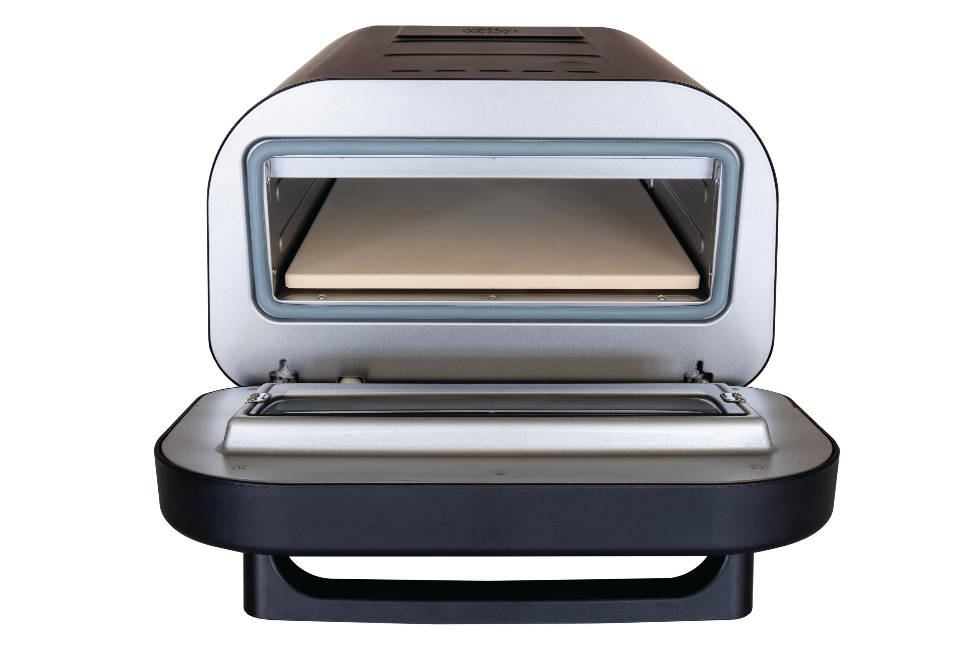 Ein geöffneter Pizzaofen, der einen Pizzastein im Inneren zeigt. Der Ofen ist schwarz und silber.