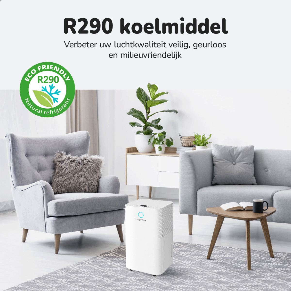 Wohnzimmer mit Luftreiniger, Sofa, Sessel, kleinem Tisch und Pflanzen.