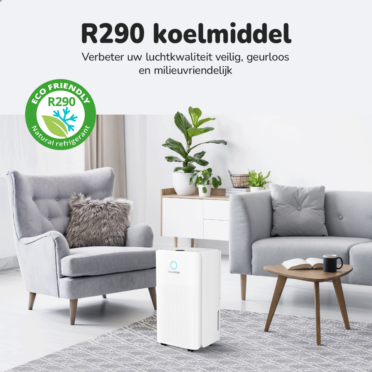 Luftreiniger mit Text. Kältemittel R290, sicher, geruchlos, umweltfreundlich. Graues Sofa und Tisch im Hintergrund.