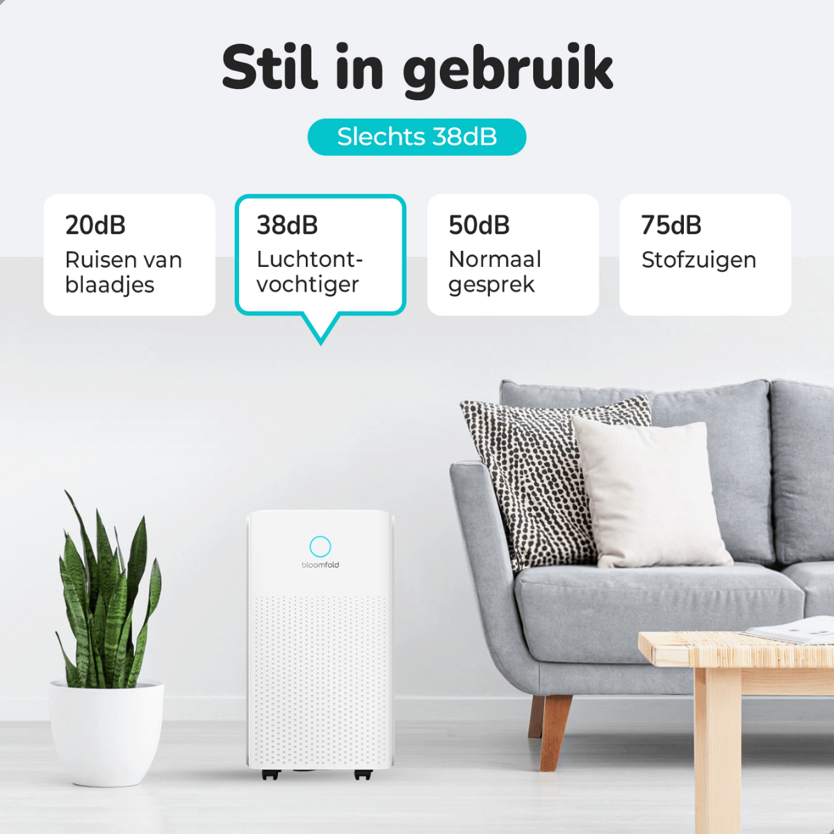 Ein weißer Luftreiniger neben einer Pflanze und einem Sofa mit Kissen. Text zeigt Geräuschpegel in dB an.