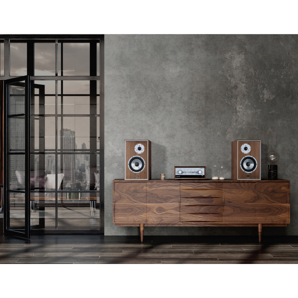 Woonkamer met speakers, een houten kast en een donkere glazen raam.