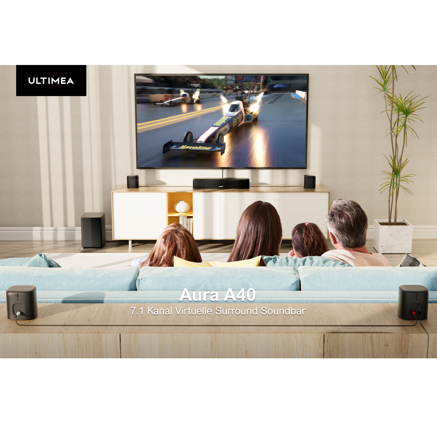 Wohnzimmer mit Fernseher, Soundbar und Surround-Lautsprechern. Personen sitzen auf Couch.