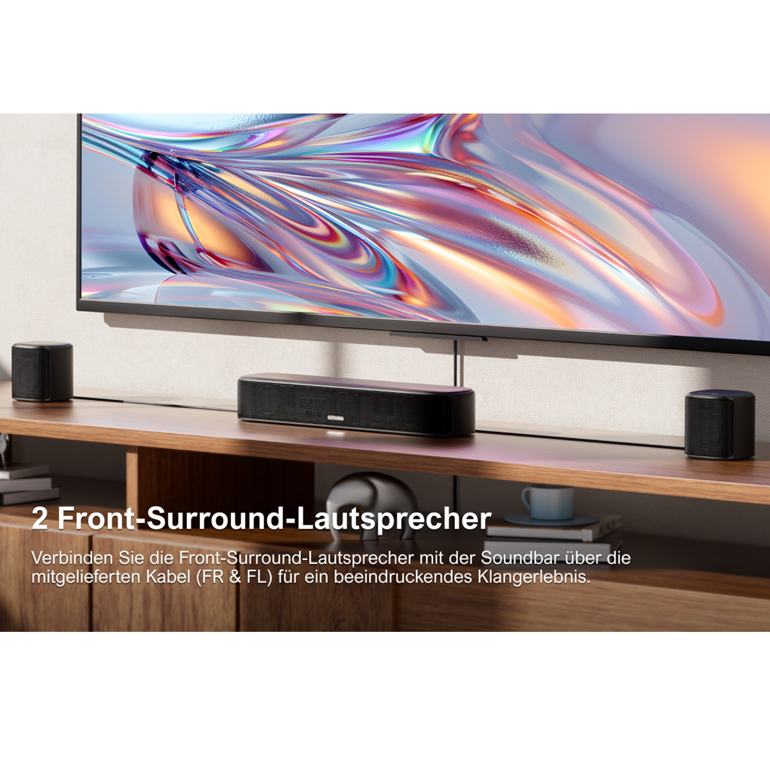 Schwarze Soundbar und Lautsprecher auf einem Holzregal. Großer Bildschirm im Hintergrund. Text unten.