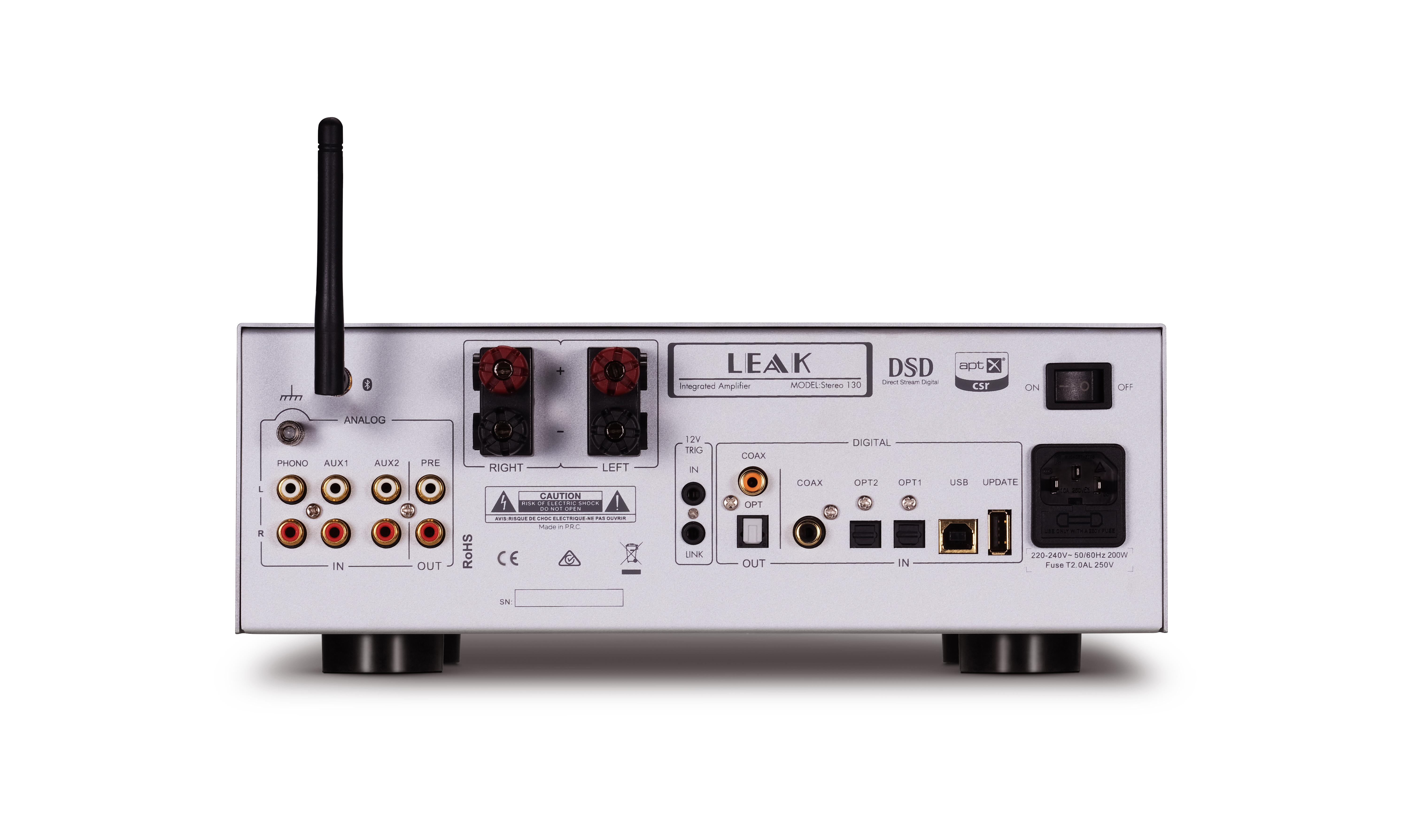 Achterpaneel van een zilveren audioversterker met diverse in- en uitgangen en voedingsaansluitingen.