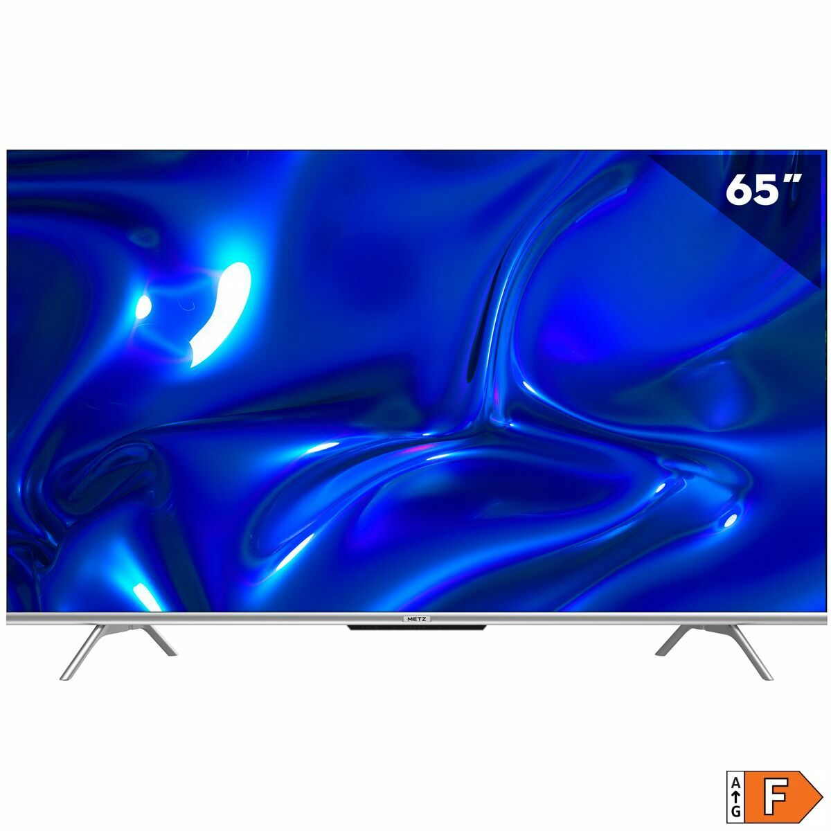 Una grande TV con cornice argentata mostra un'immagine astratta blu lucida, su sfondo bianco.