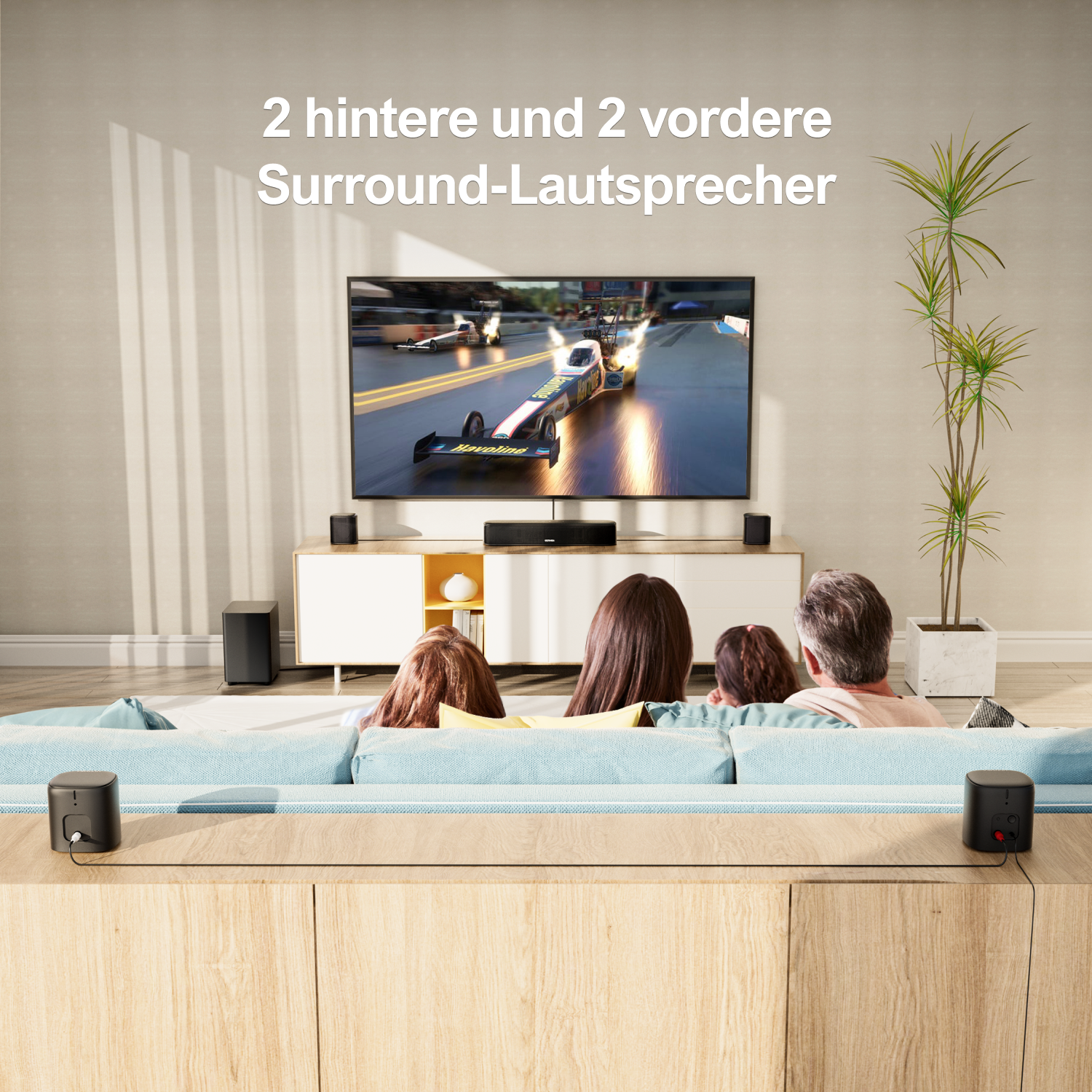 Eine Familie schaut fern, im Raum befinden sich Surround-Lautsprecher.