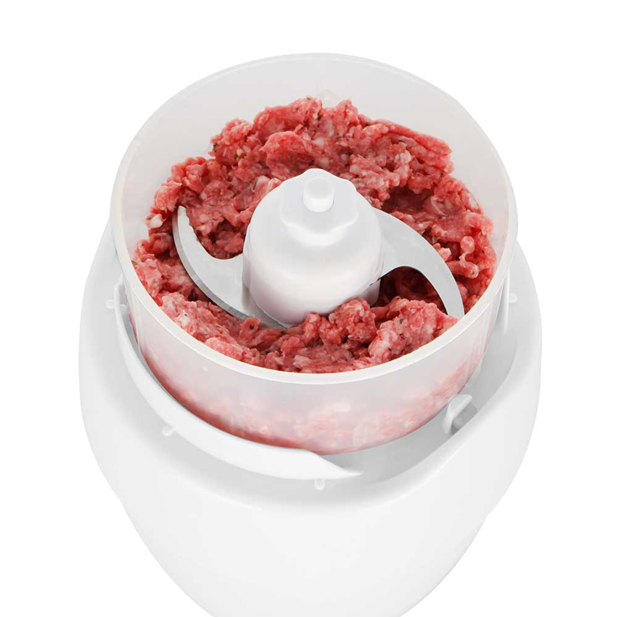 Un robot da cucina bianco con carne macinata e una lama di metallo all'interno.