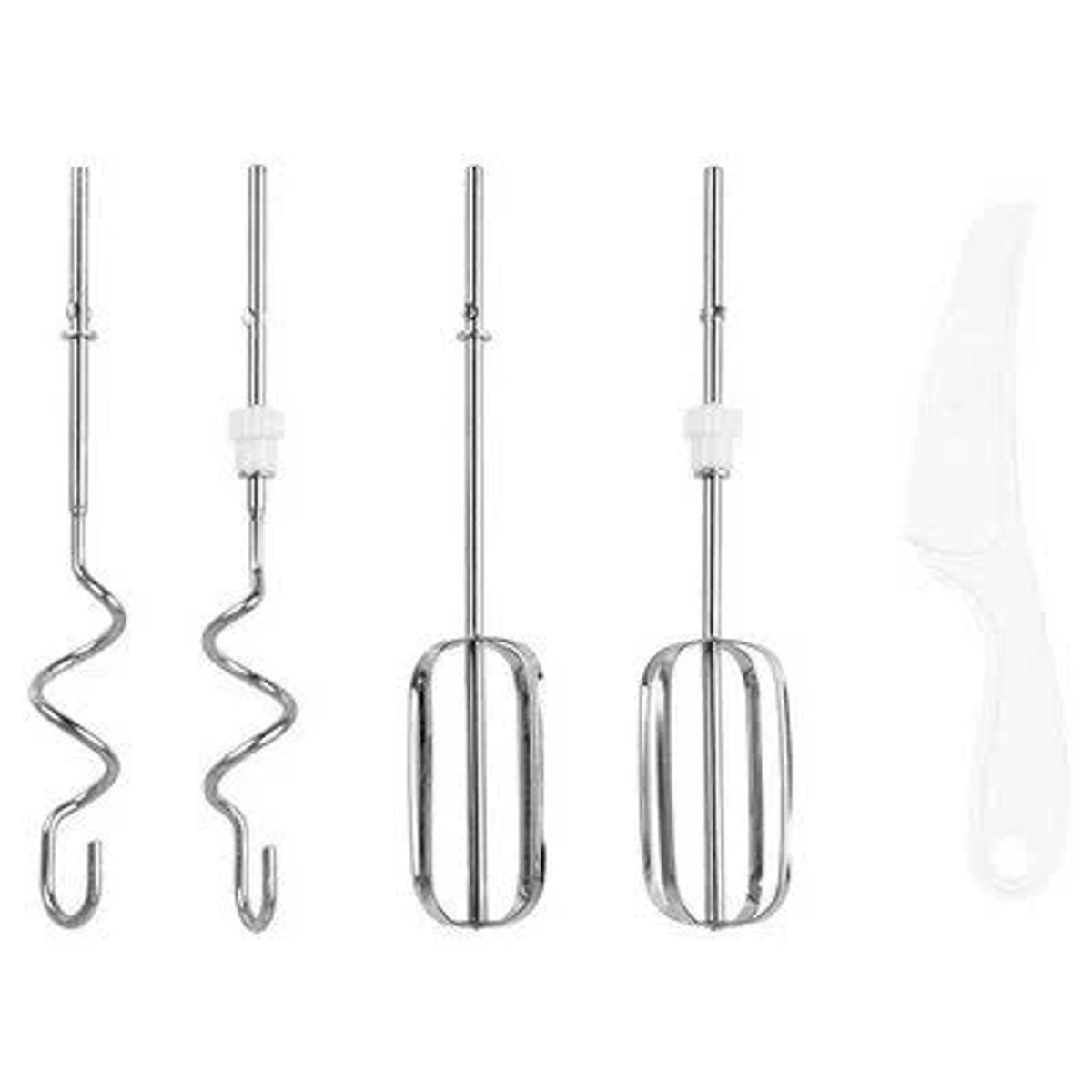 Cinque accessori per mixer in acciaio inossidabile e una spatola in plastica bianca su superficie.