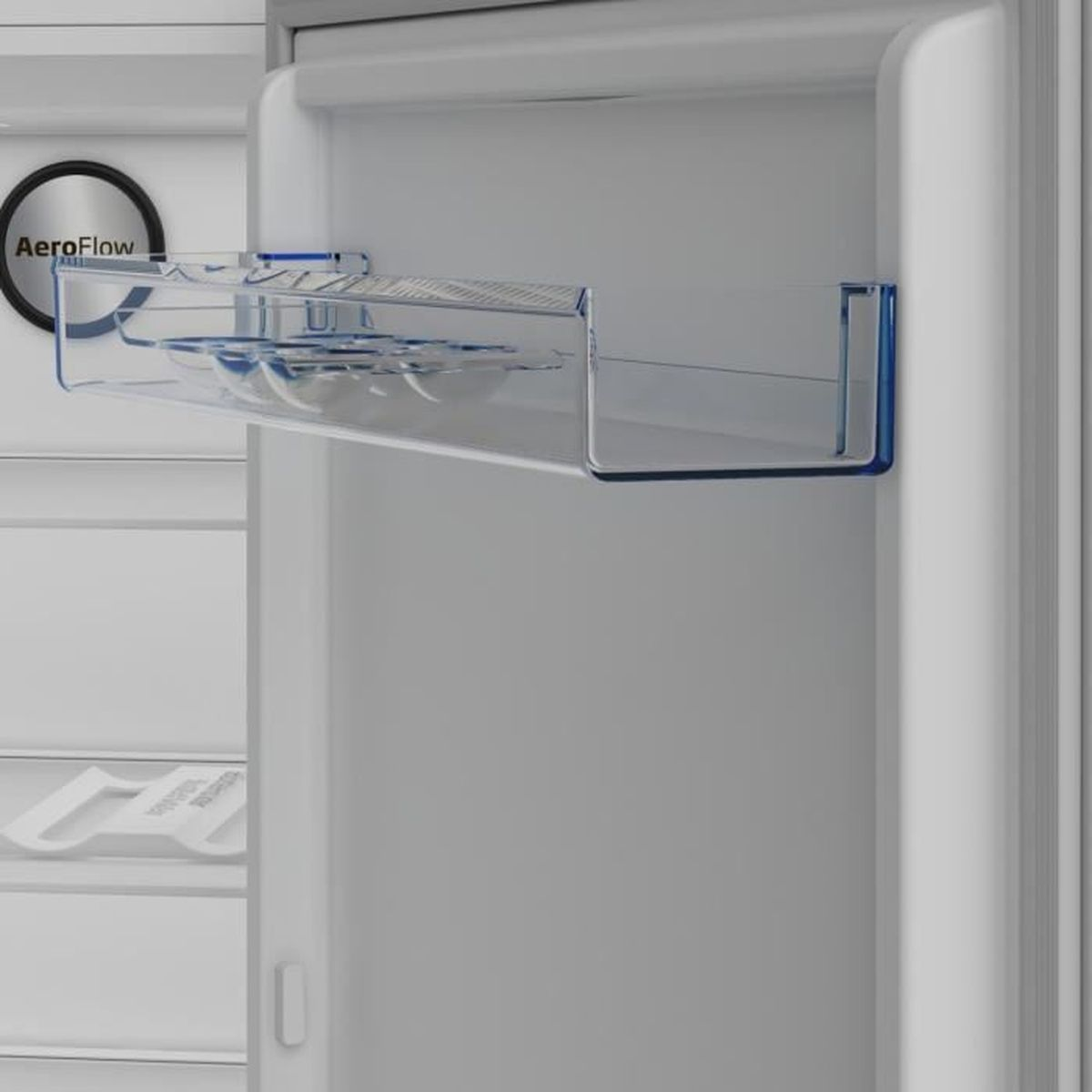 Ein geöffneter Kühlschrank mit einem Regal für Eier und einem transparenten Behälter.