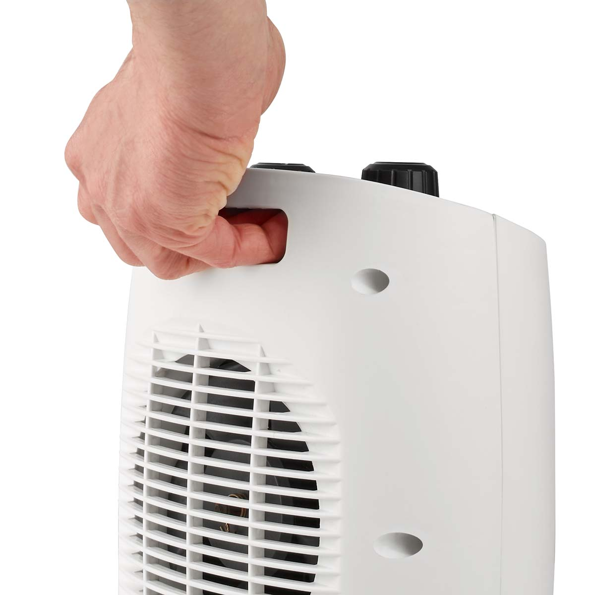Una mano sostiene un calefactor eléctrico blanco. El calefactor tiene una rejilla y perillas de control en la parte superior.