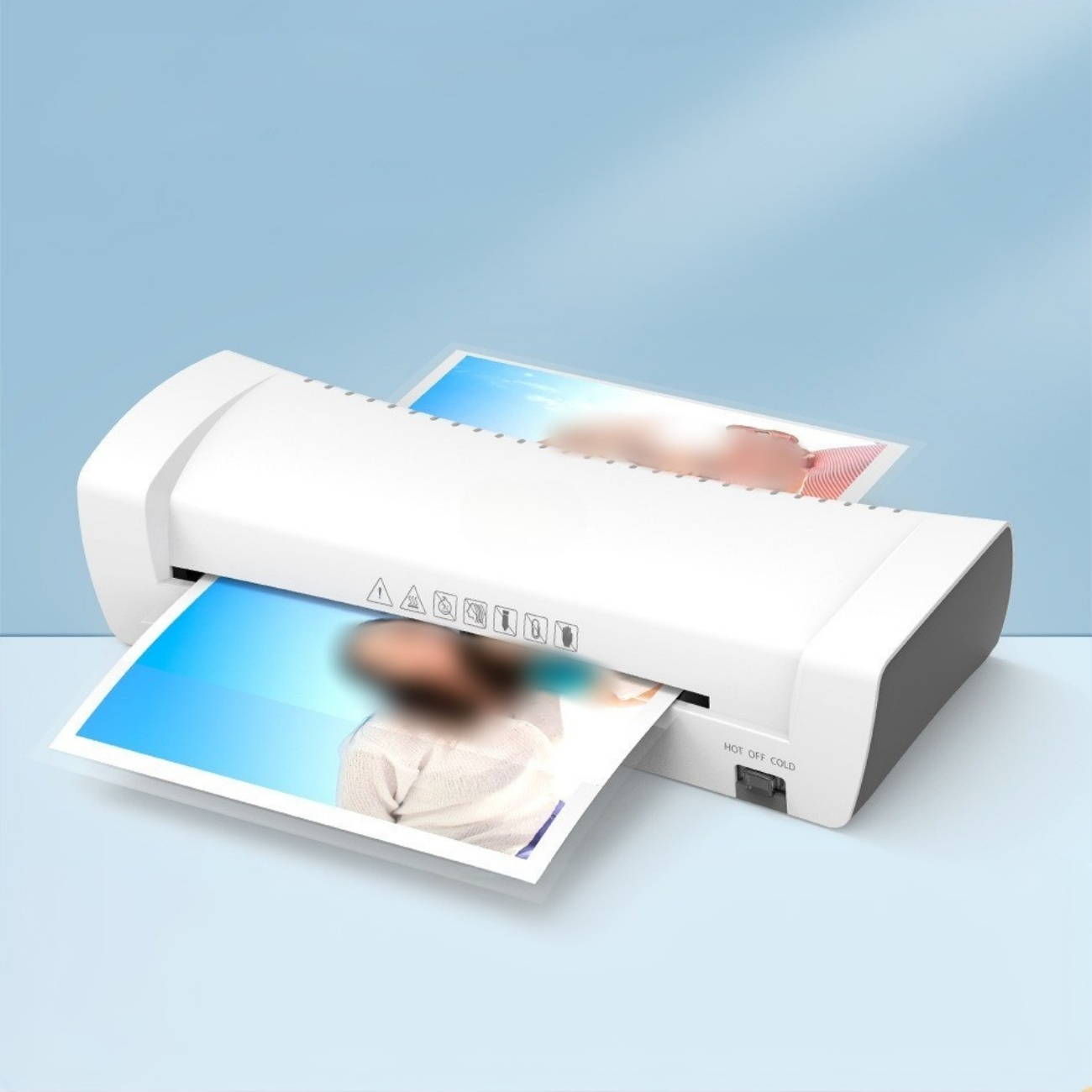 Weißer Laminator mit Papier, zwei Fotos sichtbar. Der Hintergrund ist blau.
