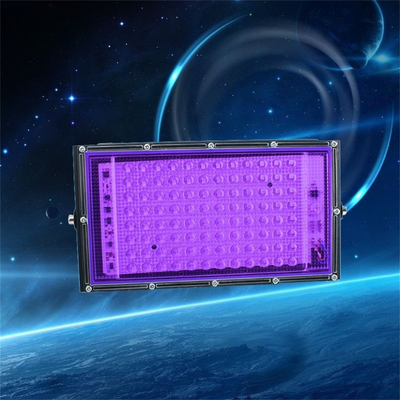 Ein lila LED-Panel in einem schwarzen Rahmen, vor einem Weltraumhintergrund.