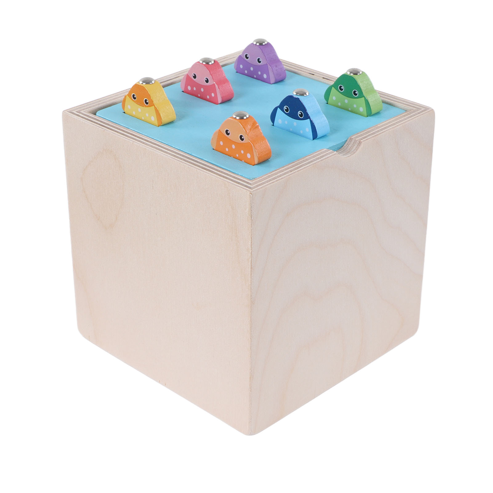 Holzkiste mit bunten fischförmigen Stiften obenauf. Ein Kinderspielzeug.