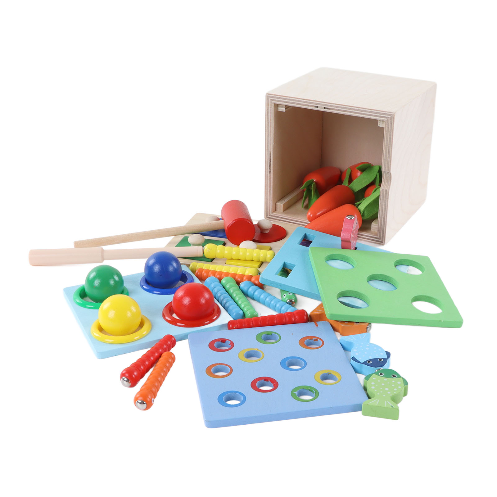 Holzspielzeug-Set mit Formen, Karotten und einer Holzkiste, mit verstreuten Elementen.