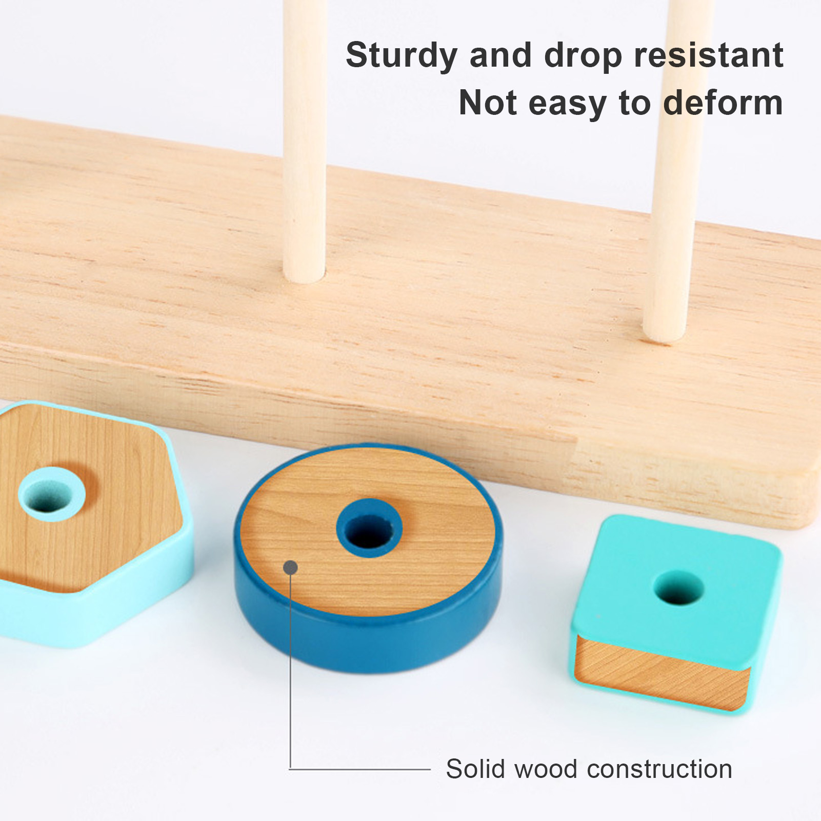 Holzspielzeug mit blauen und Holzformen. Weißer Hintergrund mit Text dazu.