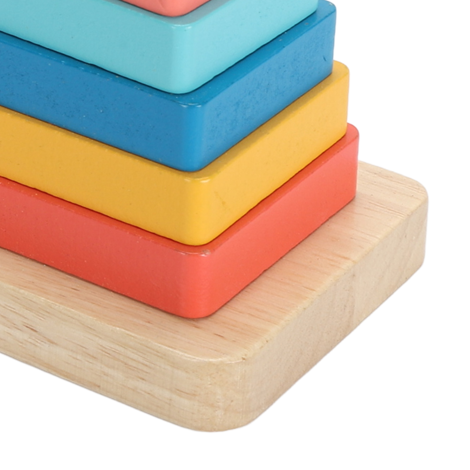 Nahaufnahme von bunten Holz-Steckblöcken. Die Blöcke sind rot, gelb, blau und türkis.