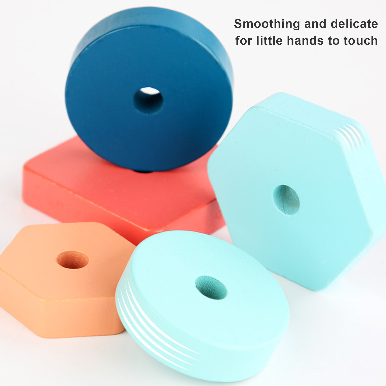 Geometrische Holzformen in Blau, Orange und Türkis. Sie sind glatt und farbenfroh, für kleine Hände.