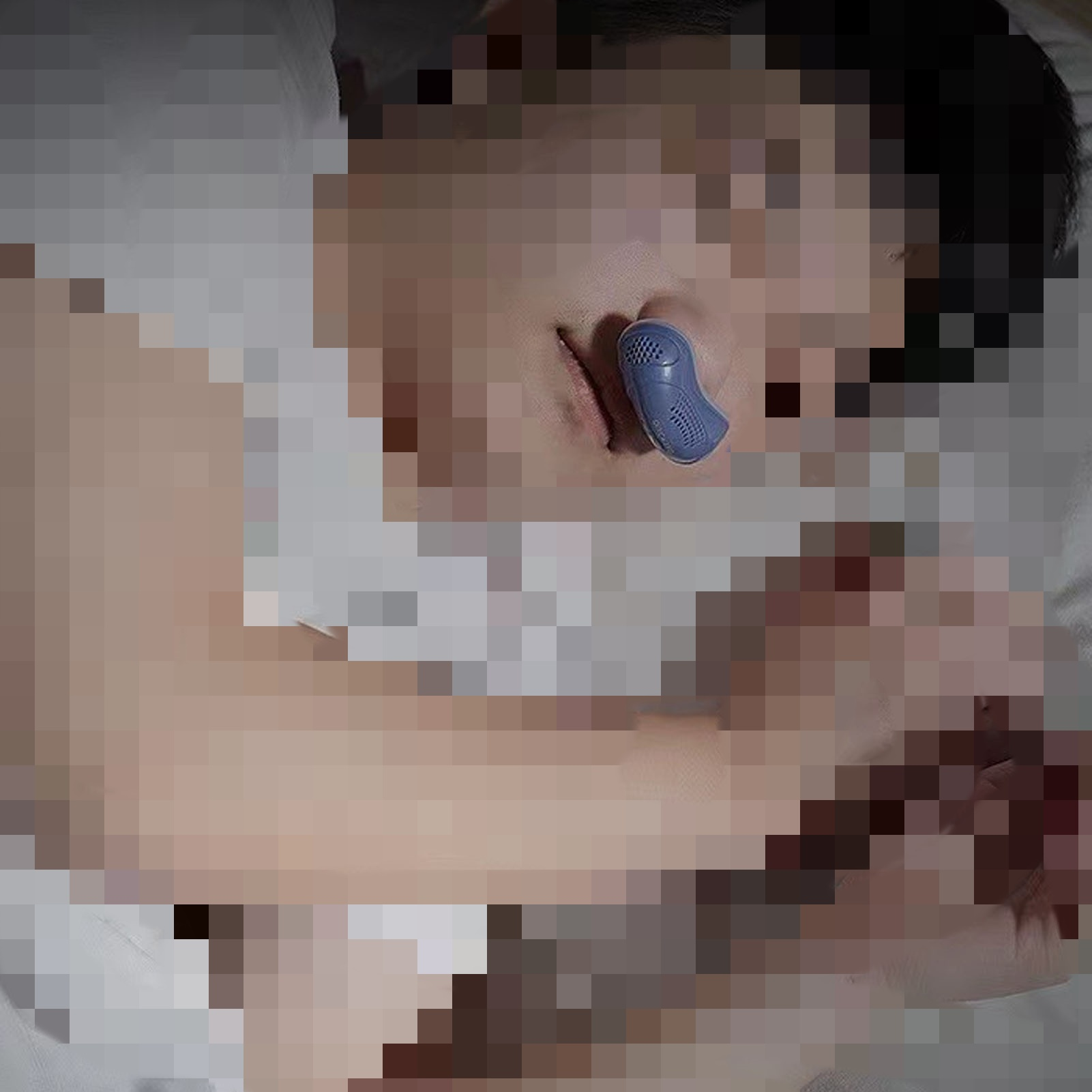 Schlafende Person mit blauem Anti-Schnarch-Gerät im Mund, unscharfer Hintergrund.