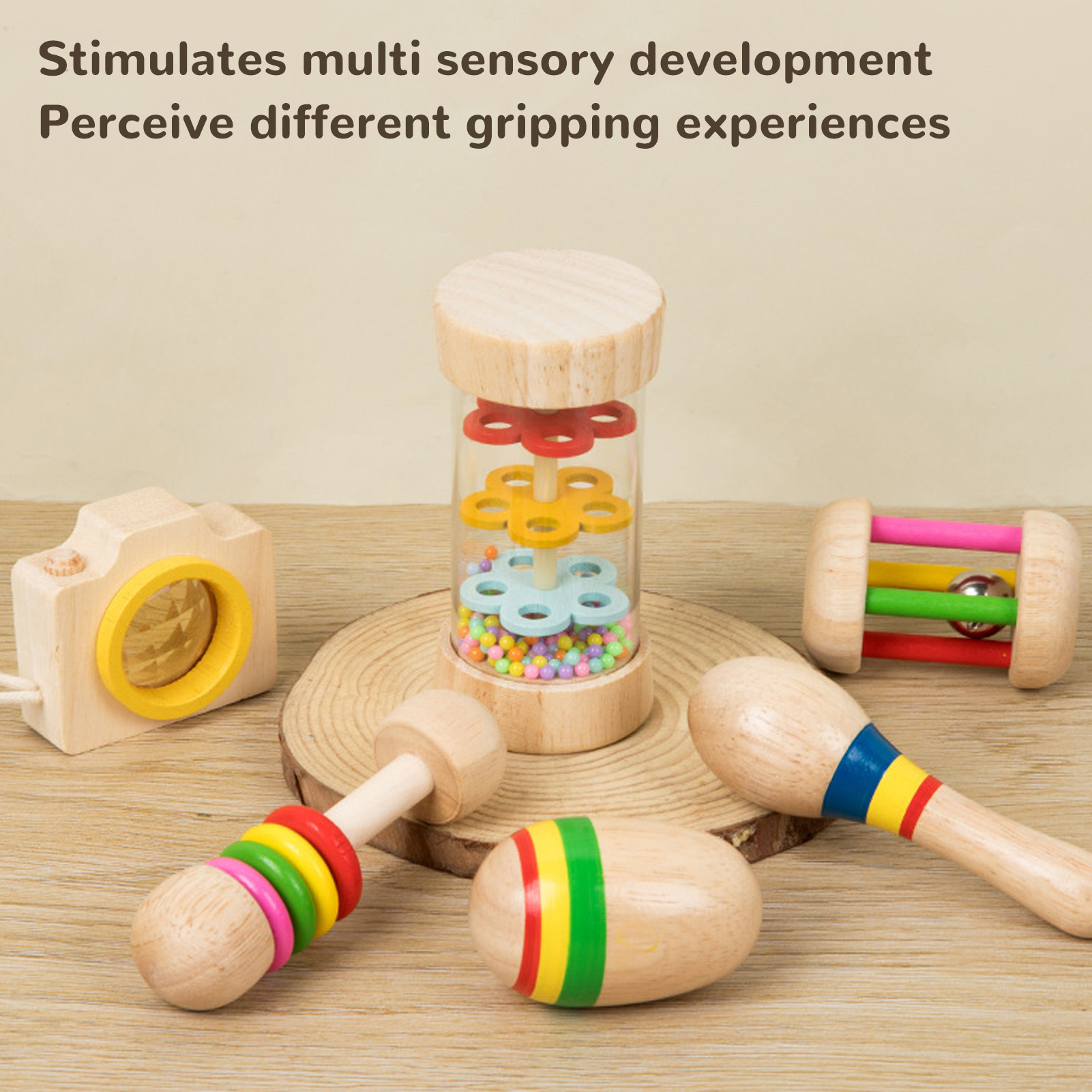 Babyspielzeug aus Holz, darunter eine Kamera, Maracas und eine Rassel, auf einer Holzoberfläche.