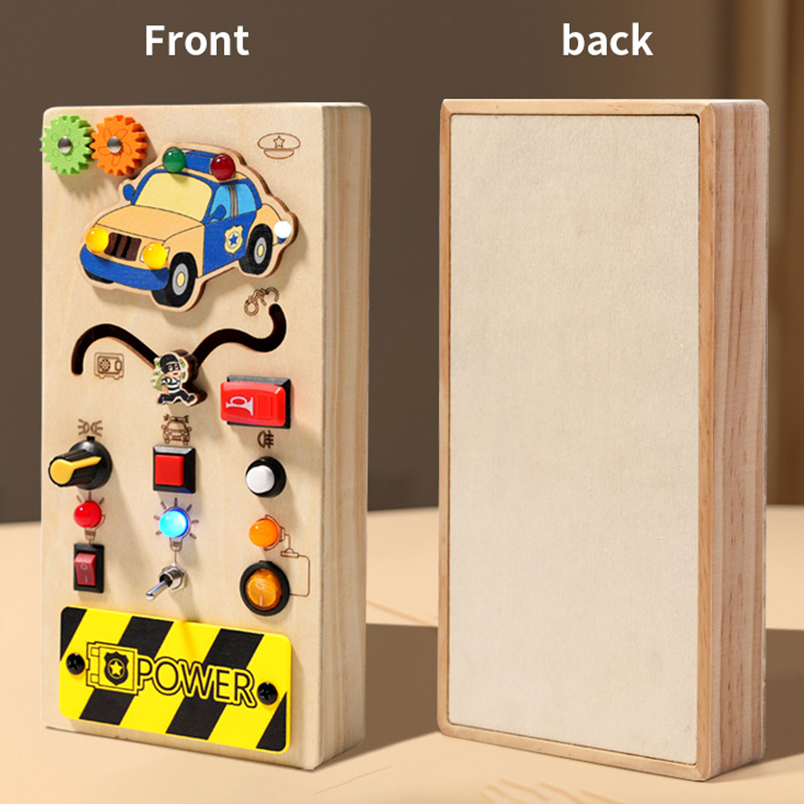 Hölzerne Lerntafel. Vorne Auto, Lichter, Schalter. Hinten ist schlichtes Holz. Es ist für Kinder.
